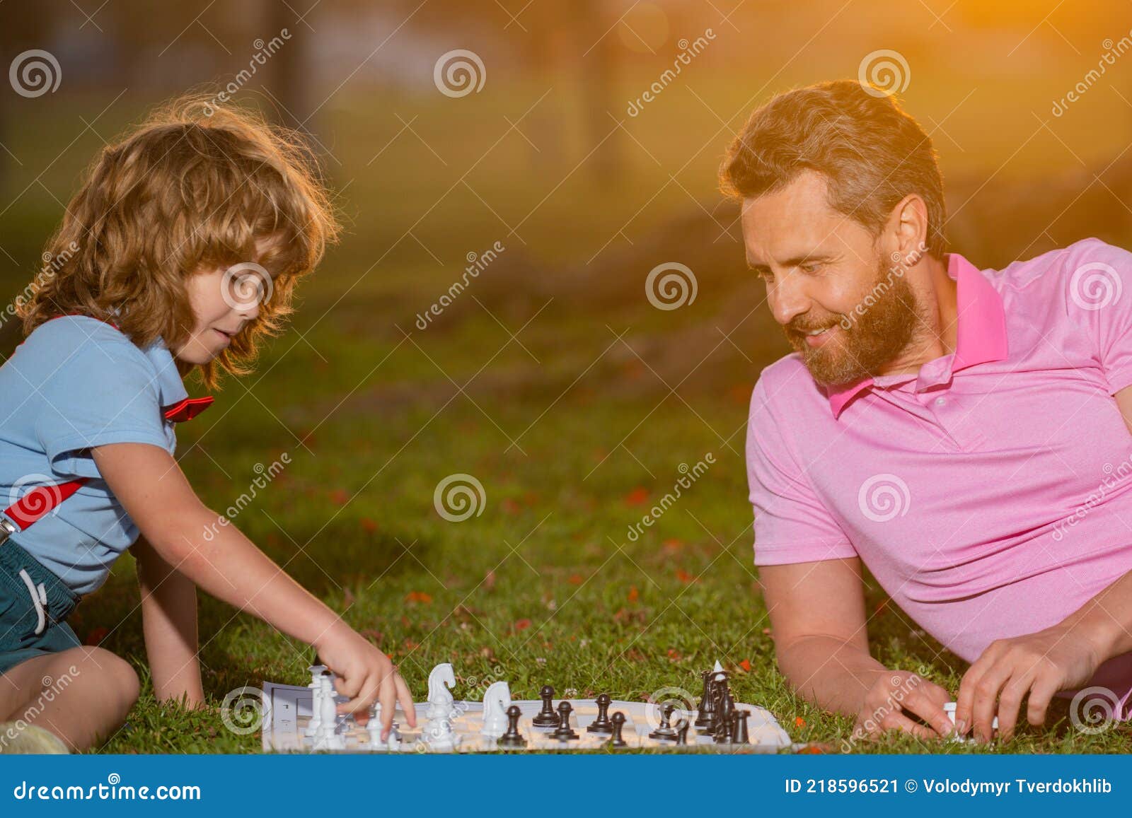 Feliz Pai E Filho Jogando Xadrez No Fotos e imagens sem royalties