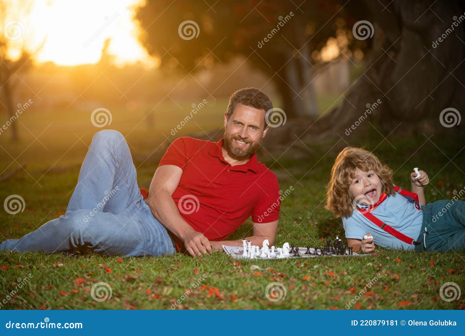 Feliz Pai E Filho Jogando Xadrez No Fotos e imagens sem royalties