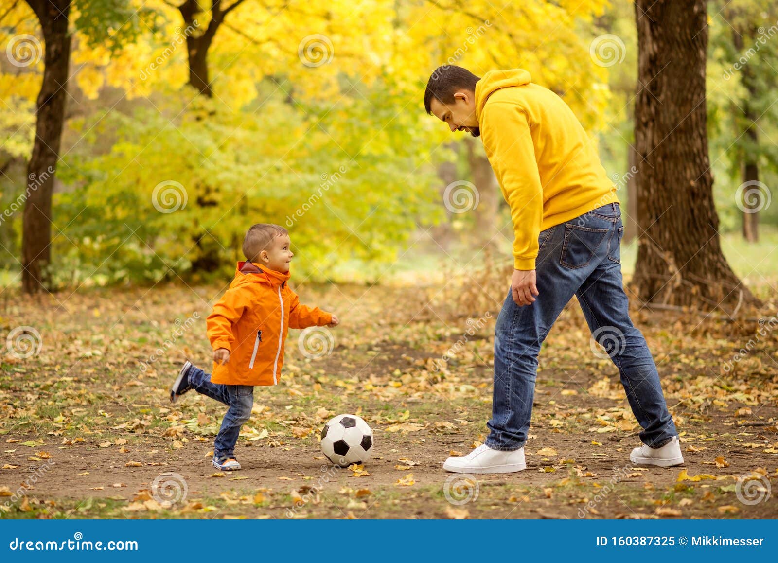 Futebol infantil meninos jogam esporte competitivo no parque