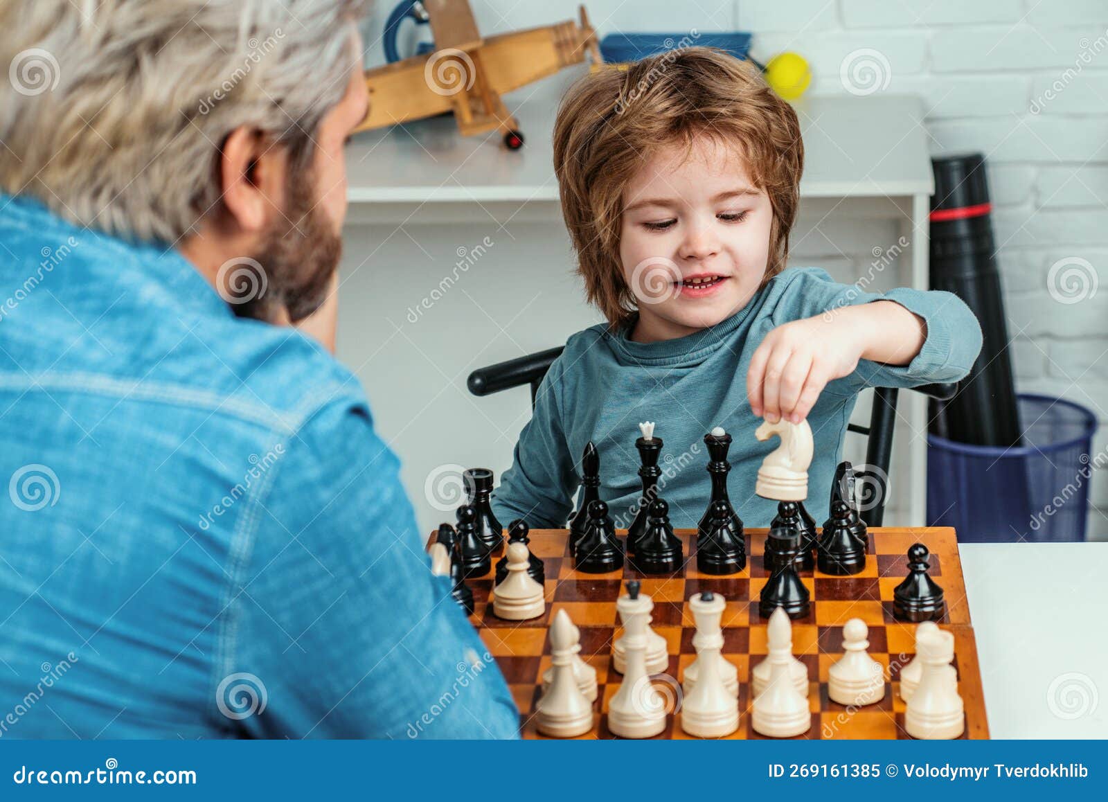 Professor Bonito Dando Aulas Particulares Xadrez Para O Garoto Da