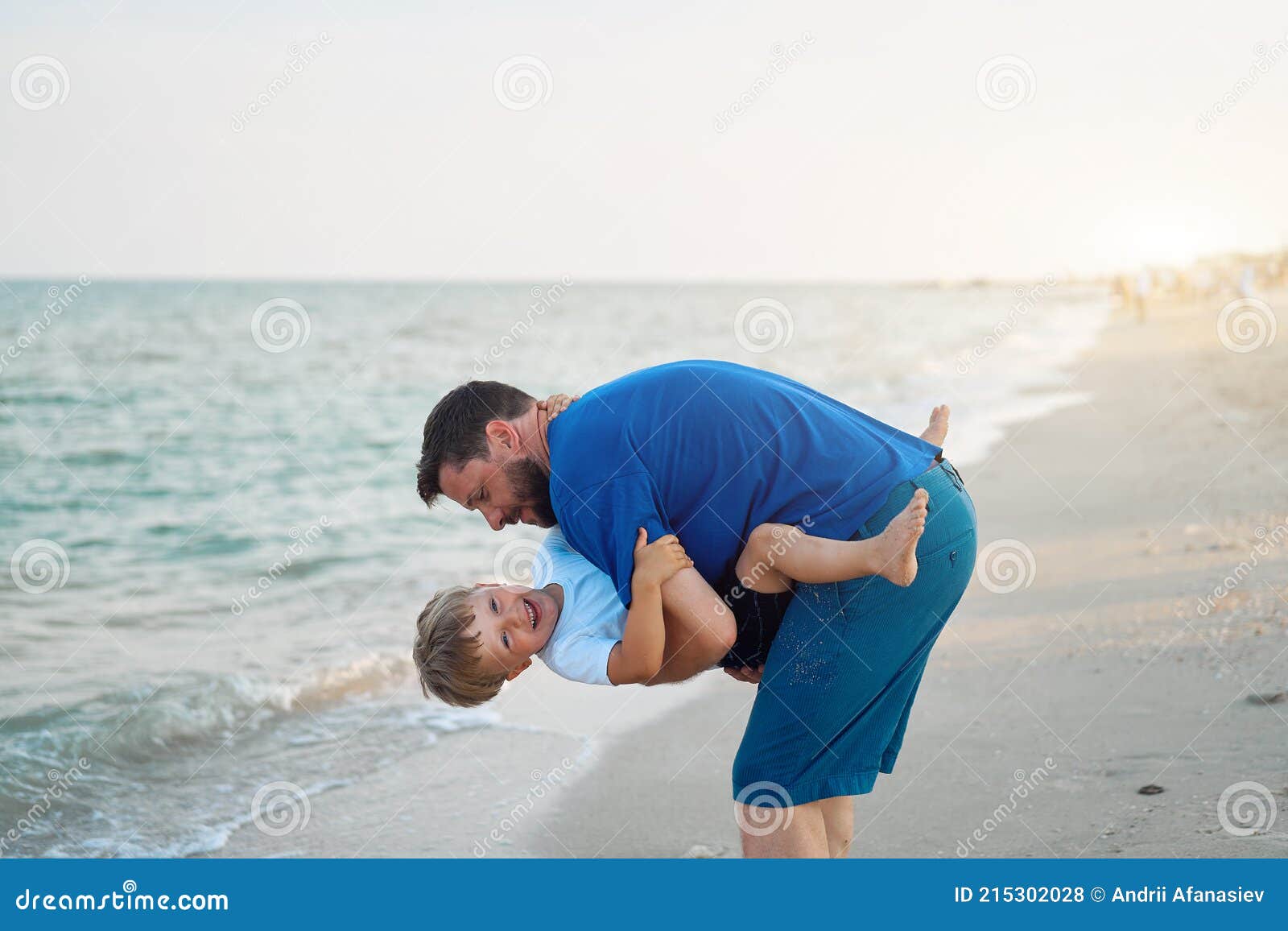 Pai Com Filhos. Pai E Crianças Felizes Passando Um Tempo Juntos