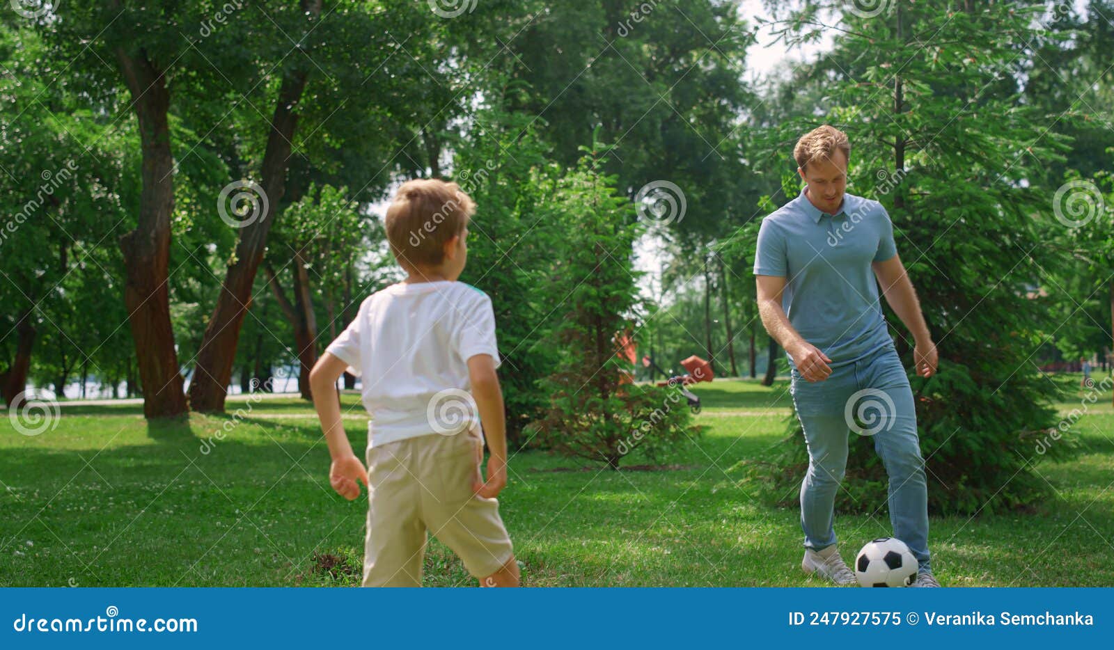 Os amigos descansam e jogam o jogo da velha. jogo na grama verde