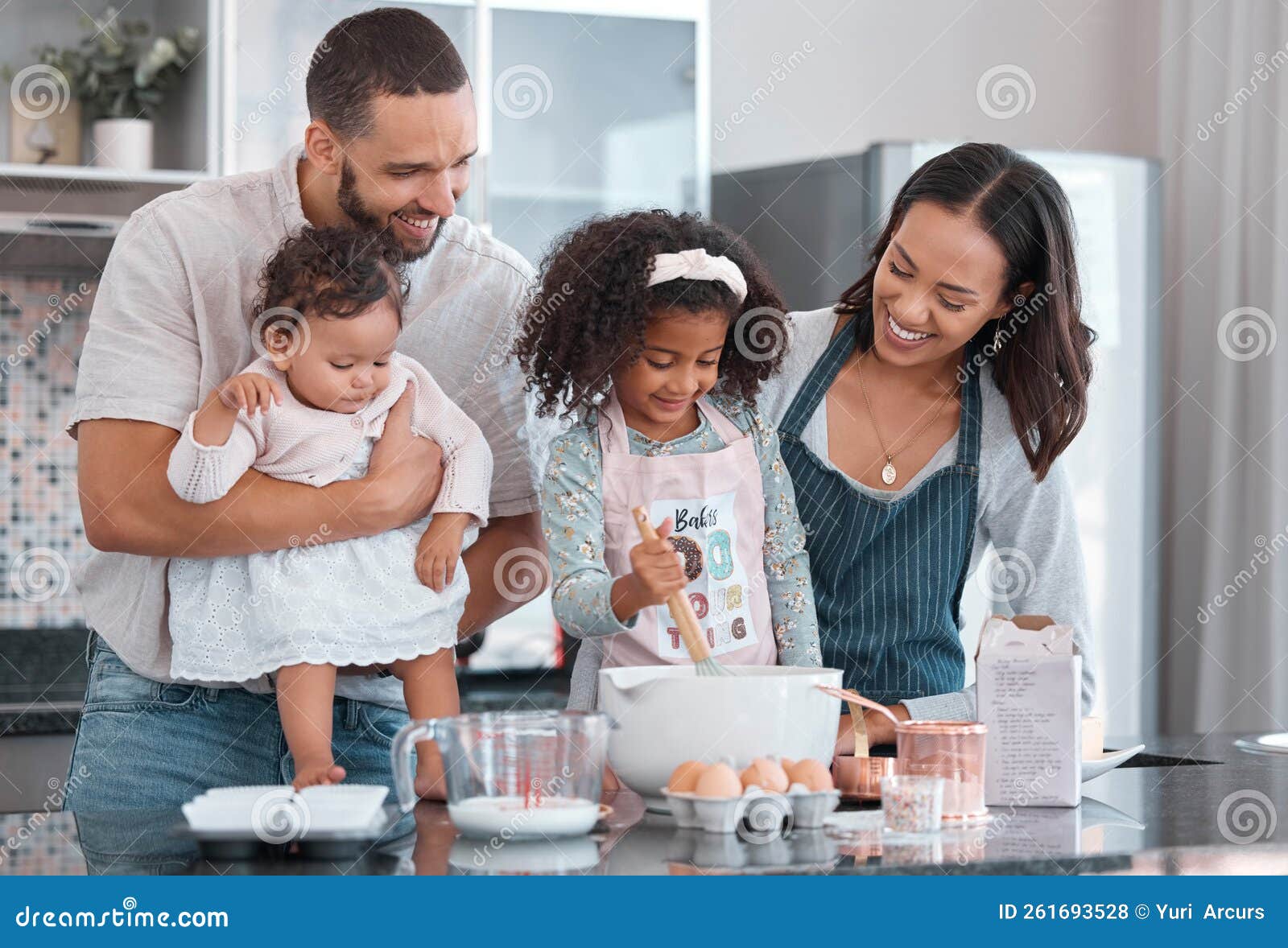 Pai-mãe E Filhos Na Cozinha Cozinhando Com Sorriso No Rosto E Ajudando a  Cozinhar Juntos. Aprendizagem Do Divertimento Familiar E Foto de Stock -  Imagem de felicidade, casa: 261693528