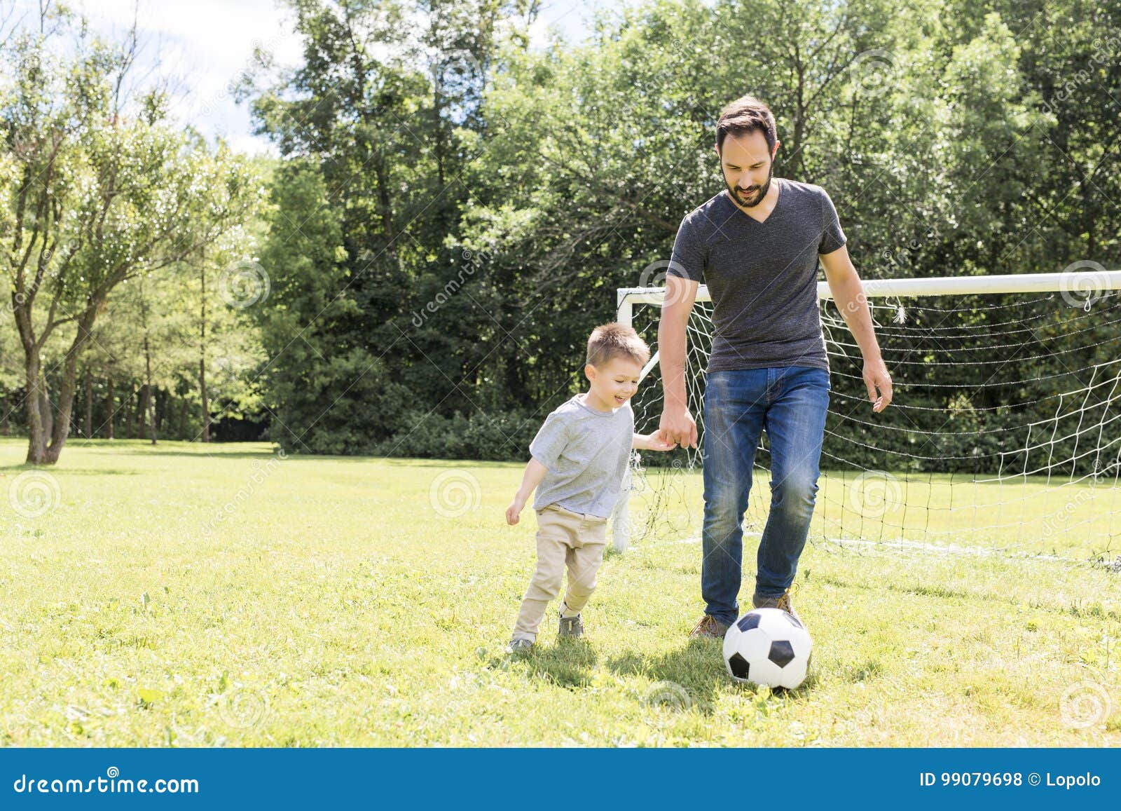 Папа играет в футбол. Отец и сын футбол. Футбол с сыном. Футбол с папой. Пап играет с сыном в футбол.