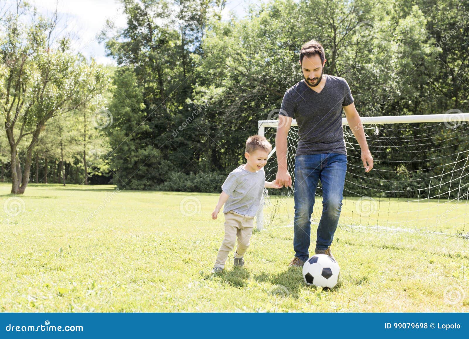 43,644 Fotos de Stock de Menino Com Uma Bola De Futebol - Fotos de