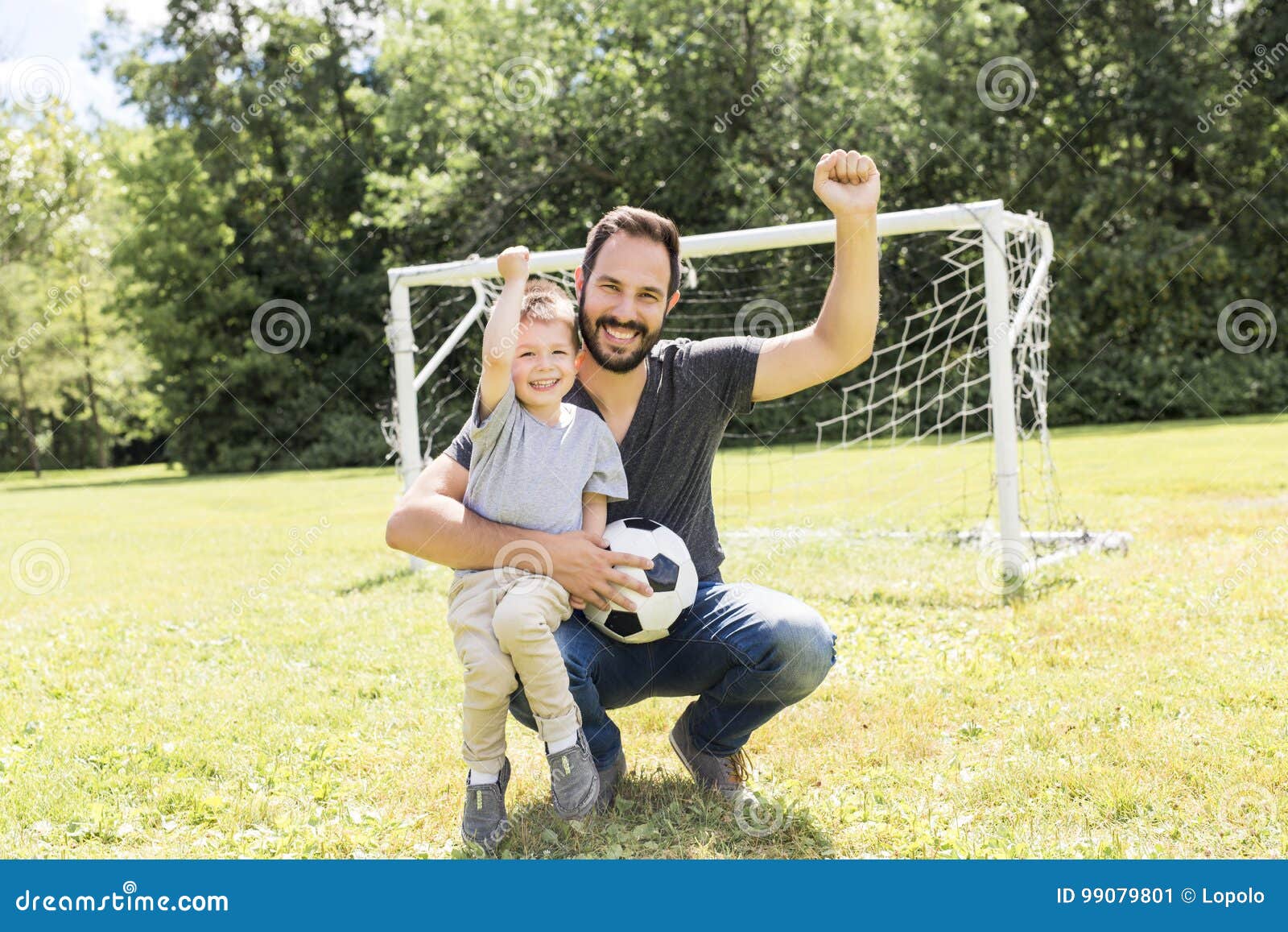 43,644 Fotos de Stock de Menino Com Uma Bola De Futebol - Fotos de