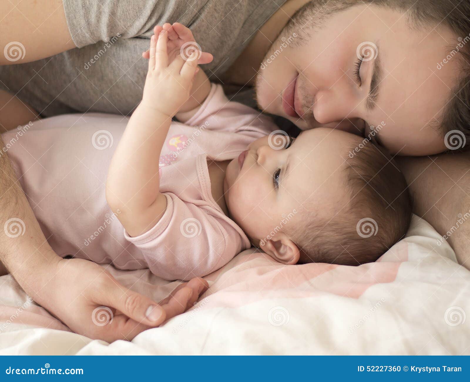 Father sleep daughter. Сон с новорожденным в обнимку. Сон отец с дочерью. Сон про папу.