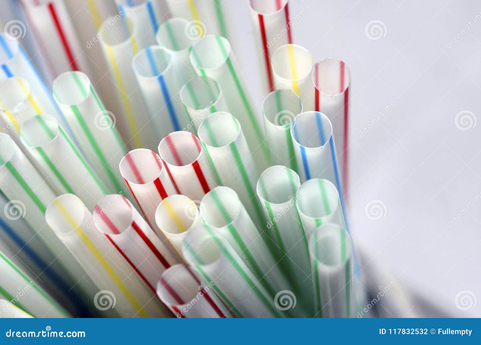 Pailles En Plastique Colorées Photo stock - Image du sort, coloré: 117832532