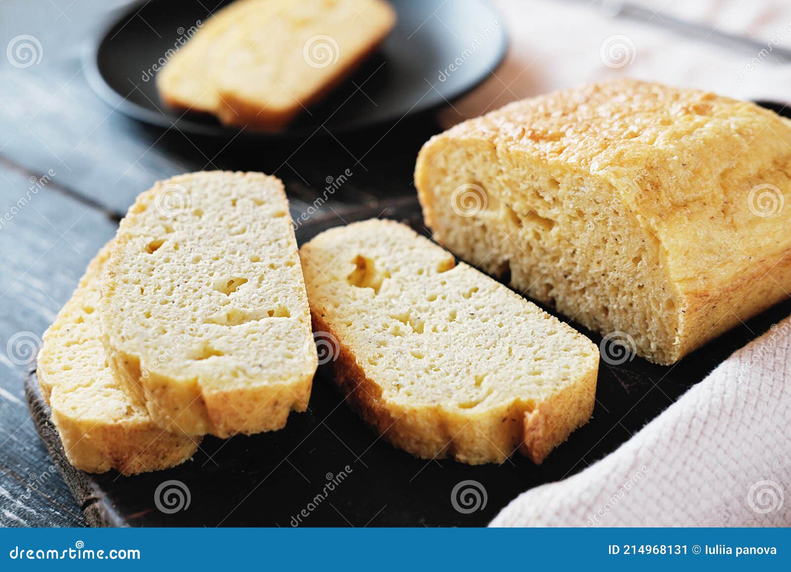 Pain Keto Maison Sur Table En Bois Gris. Tranches De Pain Au Carb Bas  Frais. Lchf Concept De Régime. Cuisson Sans Farine Image stock - Image du  pain, cuit: 214968131