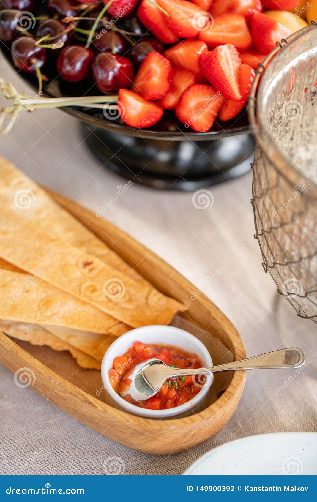 Pain Ou Focacce Avec De La Sauce Diner De Gala Table Servante Pour L Anniversaire Ou Epouser Differents Repas Pour Les Invites D Photo Stock Image Du Gourmet Aperitif