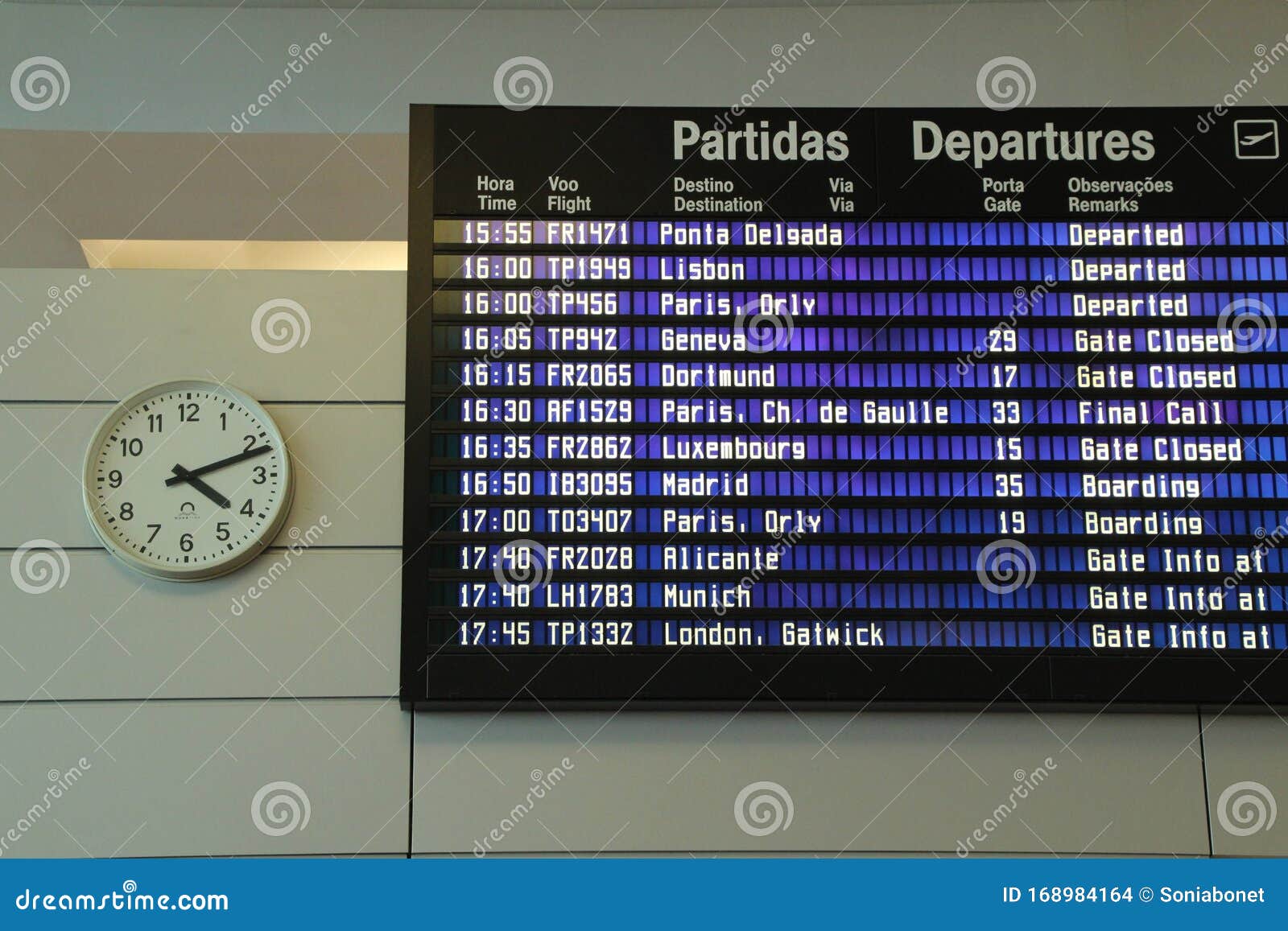 Painel De Informações Para As Partidas E Chegadas Ao Aeroporto Imagem de  Stock Editorial - Imagem de outdoor, portugal: 168984164