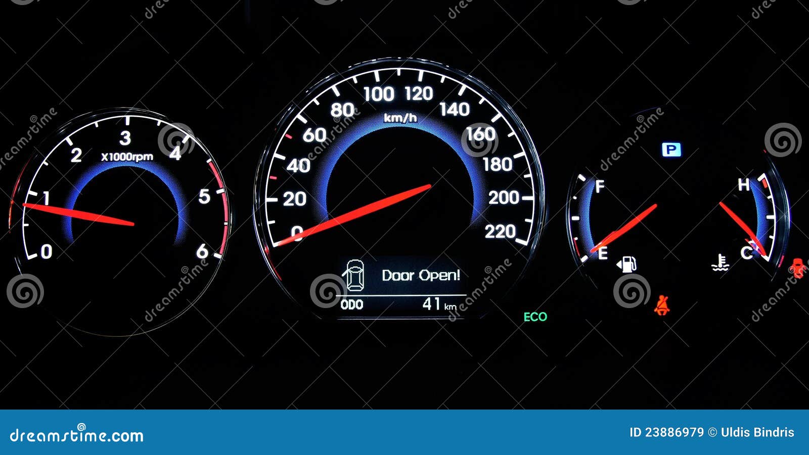 Um tiro do painel do carro que incandesce quando estacionário