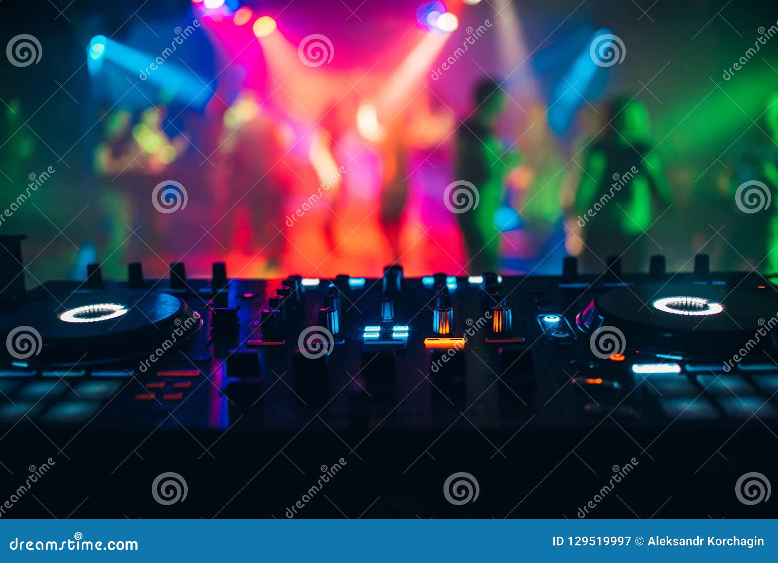 Painel Do Controlador Do Misturador Do DJ Para Jogar a Música E Partying  Imagem de Stock - Imagem de jogo, concerto: 129519997