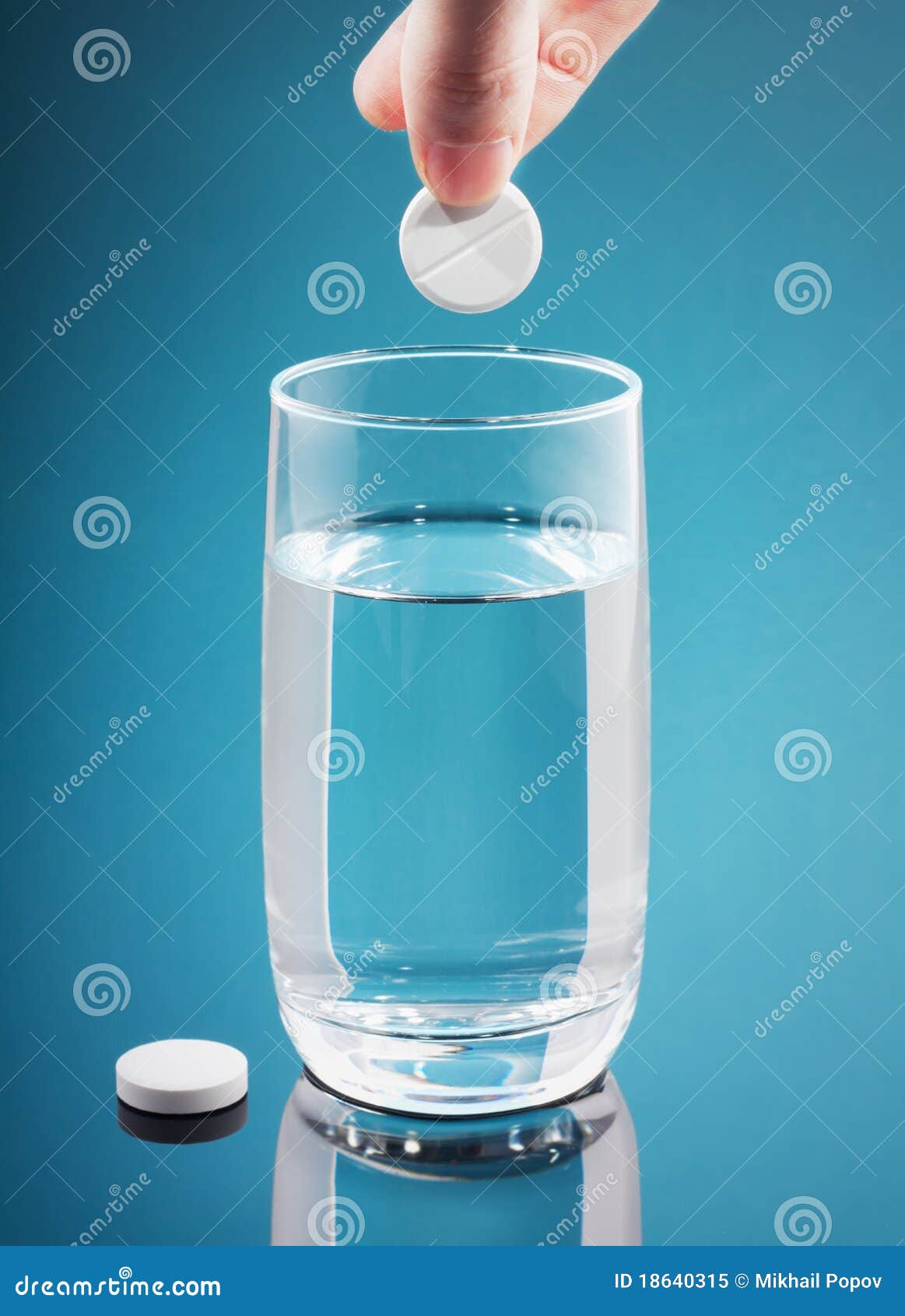 painkiller tablet in glass of water with bubbles