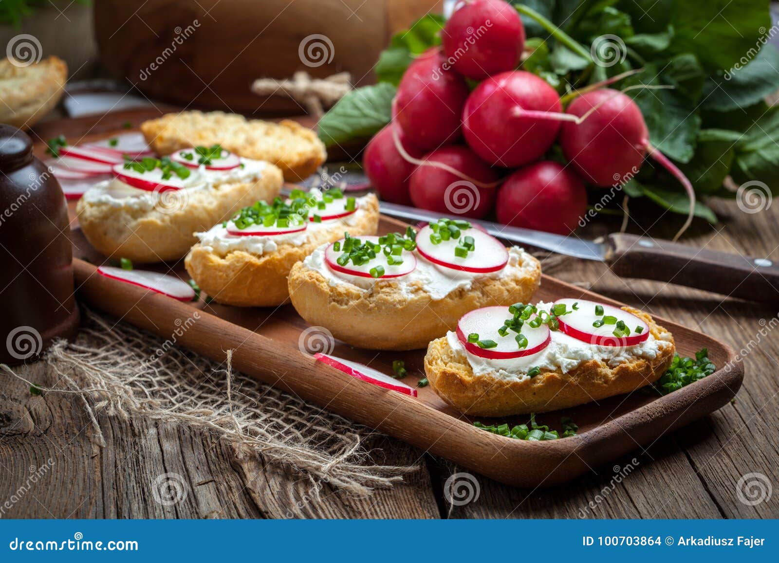 Pains grillés avec le fromage de radis, de ciboulette et blanc sur une table en bois Casse-croûte savoureux Foyer sélectif