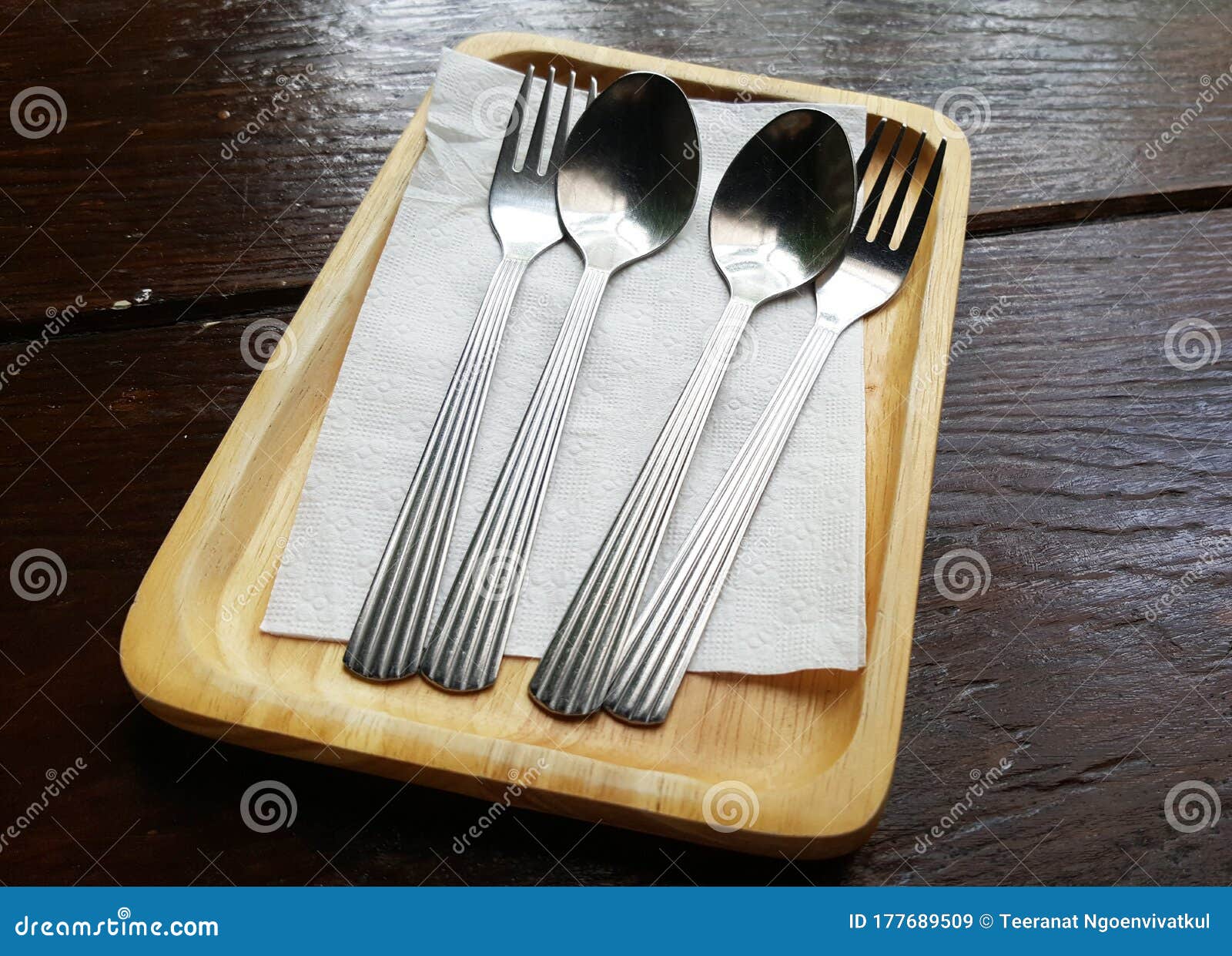 https://thumbs.dreamstime.com/z/pair-cutlery-silverware-spoon-fork-rectangle-serving-wooden-tray-dark-brown-table-fresh-market-gourmet-restaurant-177689509.jpg