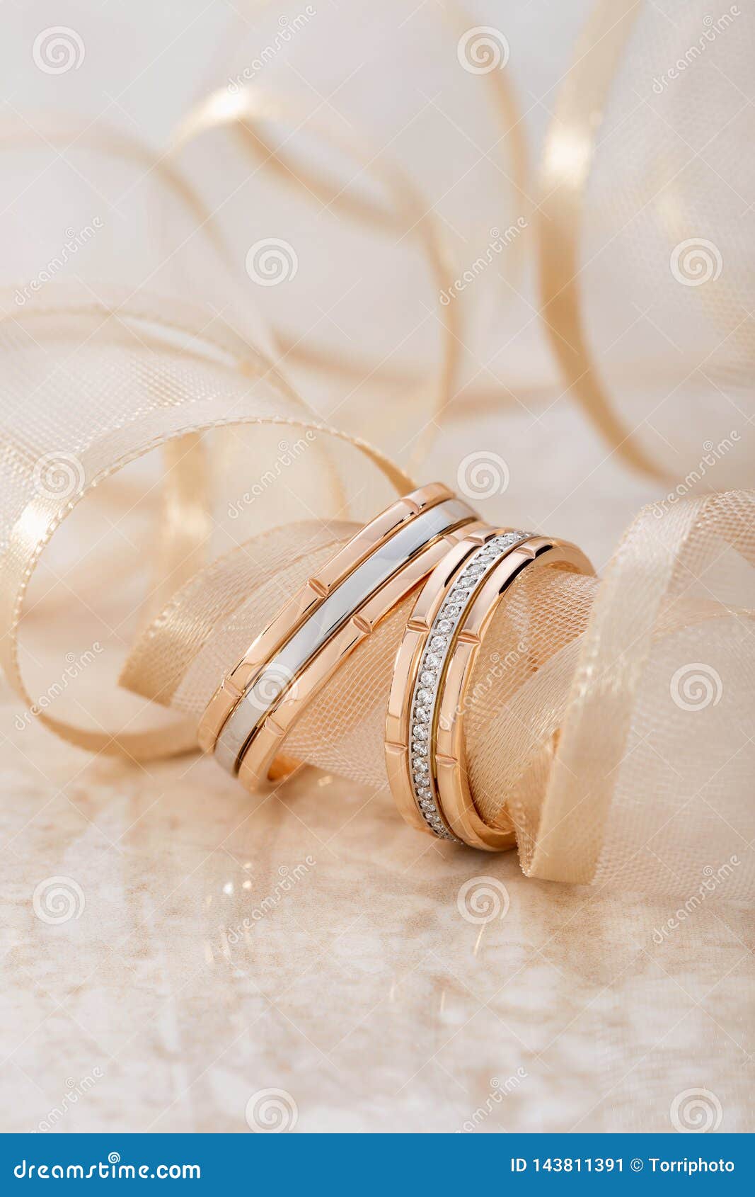 Một chiếc nhẫn cưới vàng hồng sẽ làm tôn lên vẻ đẹp tinh tế và nữ tính của cô dâu. Hãy tận hưởng niềm hạnh phúc của ngày trọng đại và chiêm ngưỡng những mẫu nhẫn cưới vàng hồng sang trọng và đẳng cấp này.