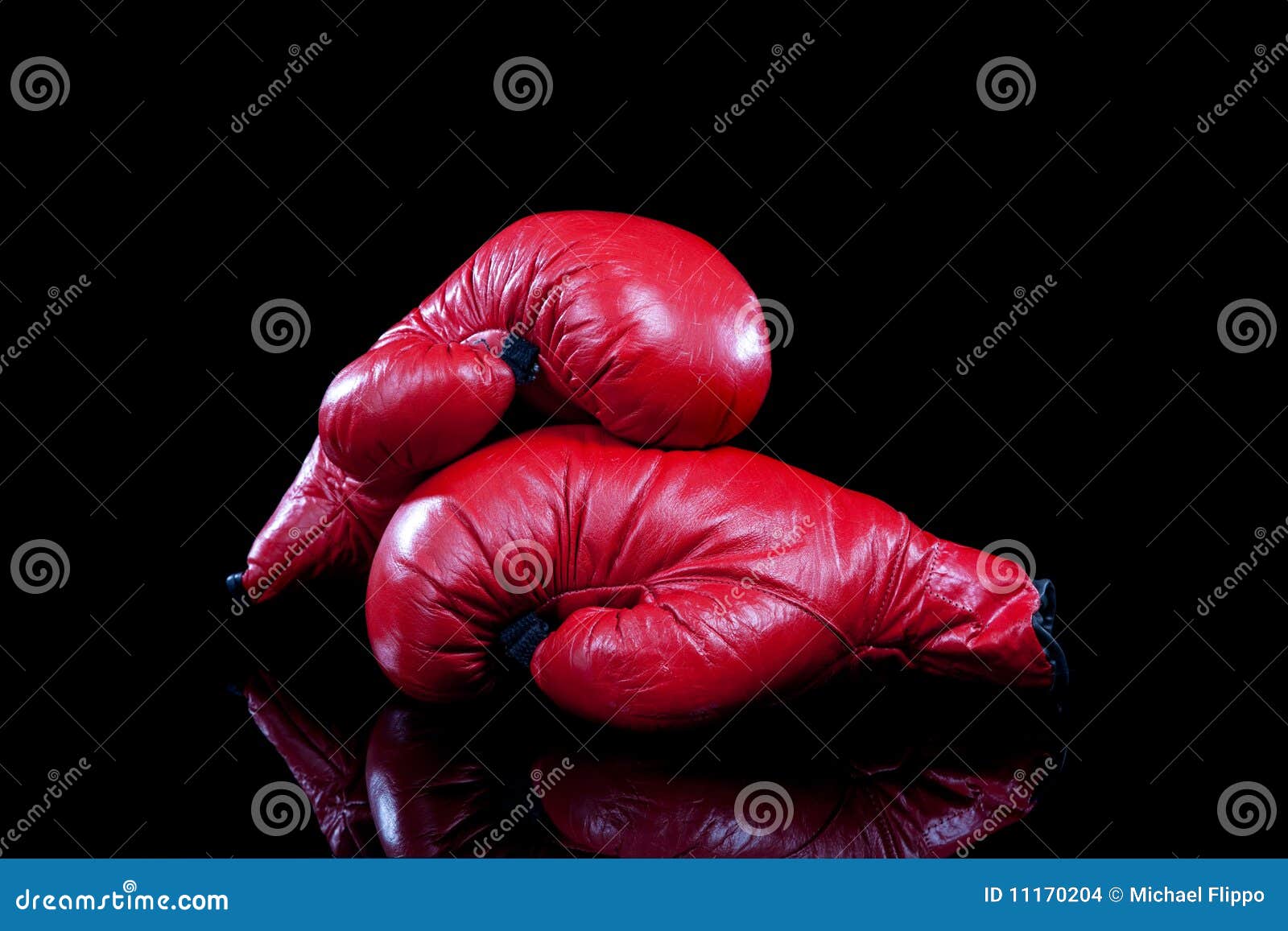 Une Paire De Gants De Boxe D'isolement Sur Transparent Photo Stock