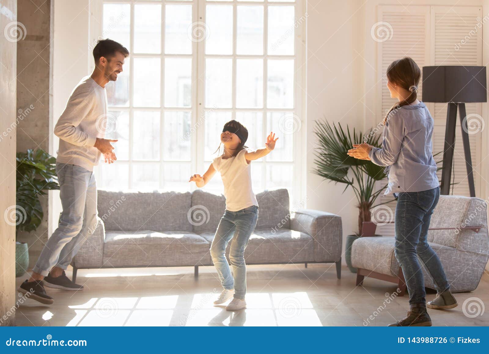 Pais De Travamento Da Menina De Olhos Vendados Que Jogam O Jogo Do  Esconde-esconde Foto de Stock - Imagem de amor, movimento: 143988726