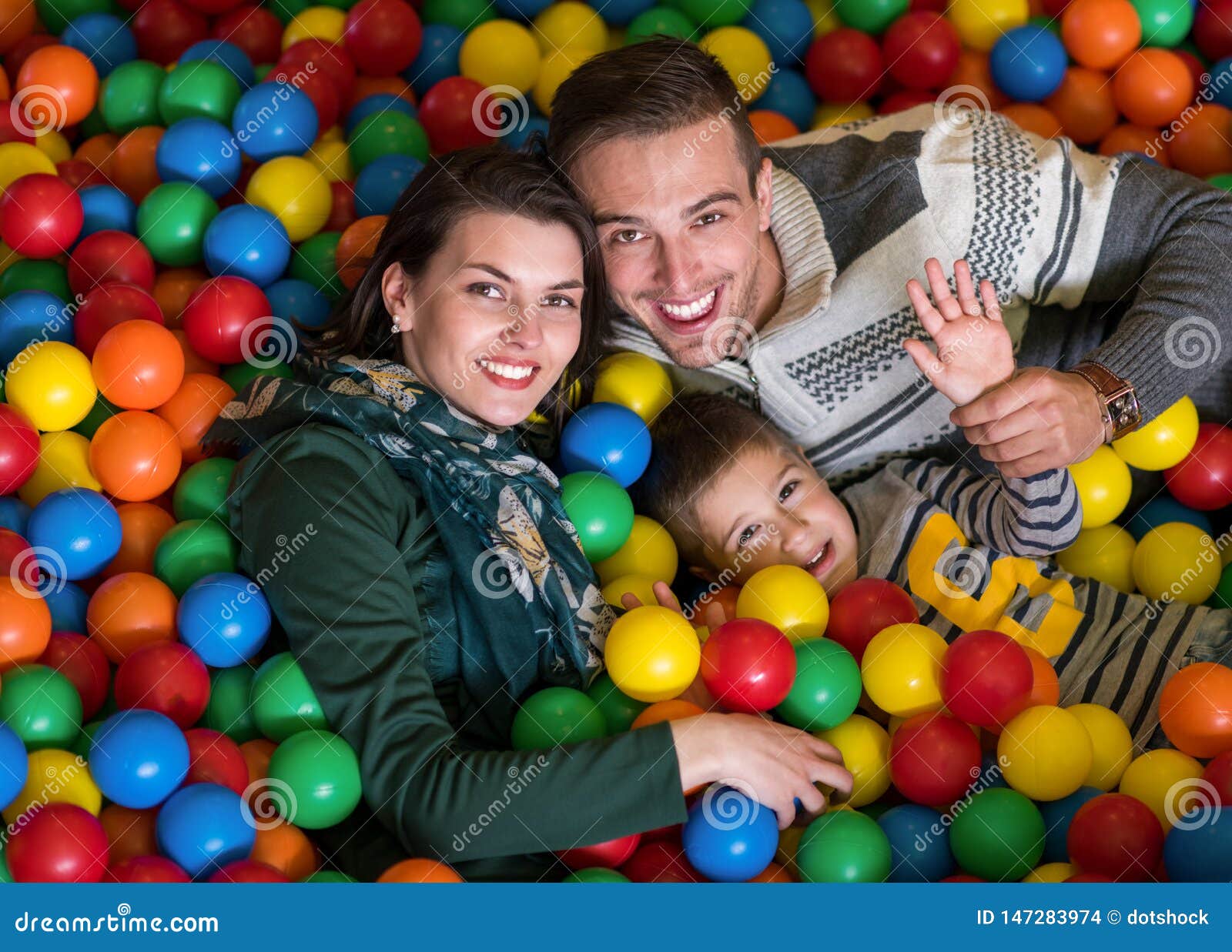 Bolas coloridas na piscina com bolas na sala de jogos