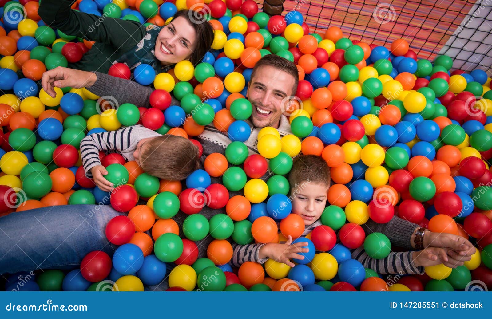 Bolas coloridas na piscina com bolas na sala de jogos