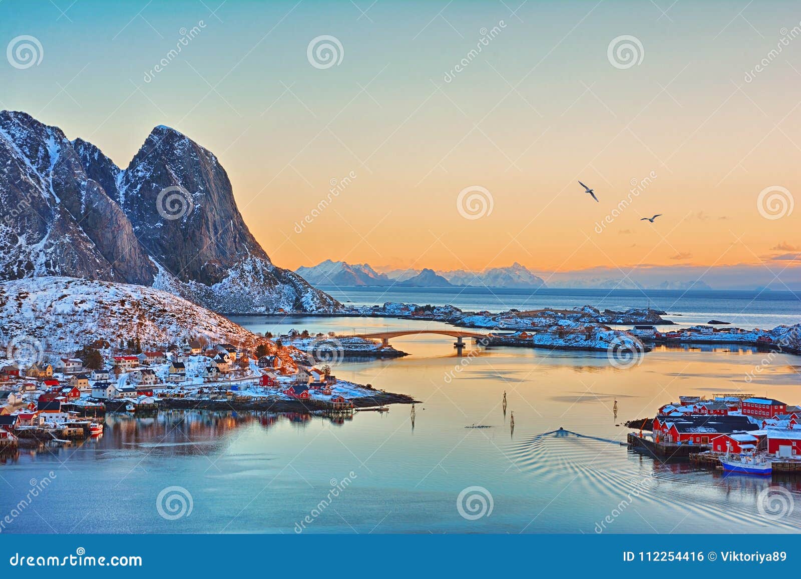 Foto de Pessoas Andando Na Tradicional Aldeia Na Noruega Ao Pôr Do