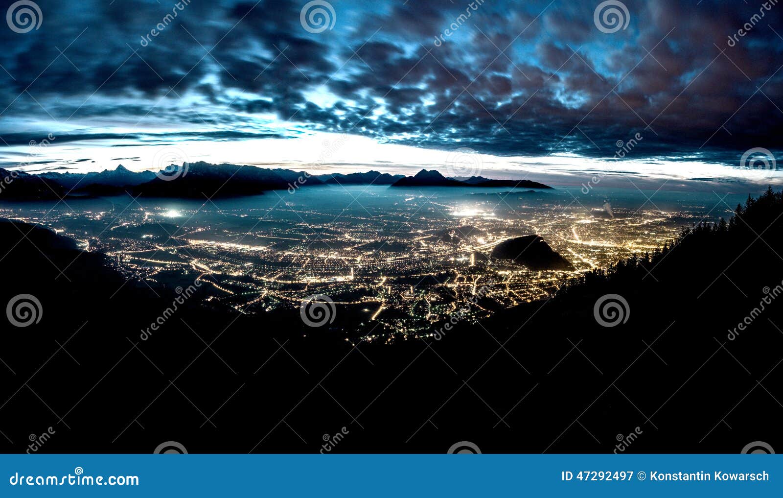Paisagem da cidade na noite. Uma vista geral de Salzburg na hora azul