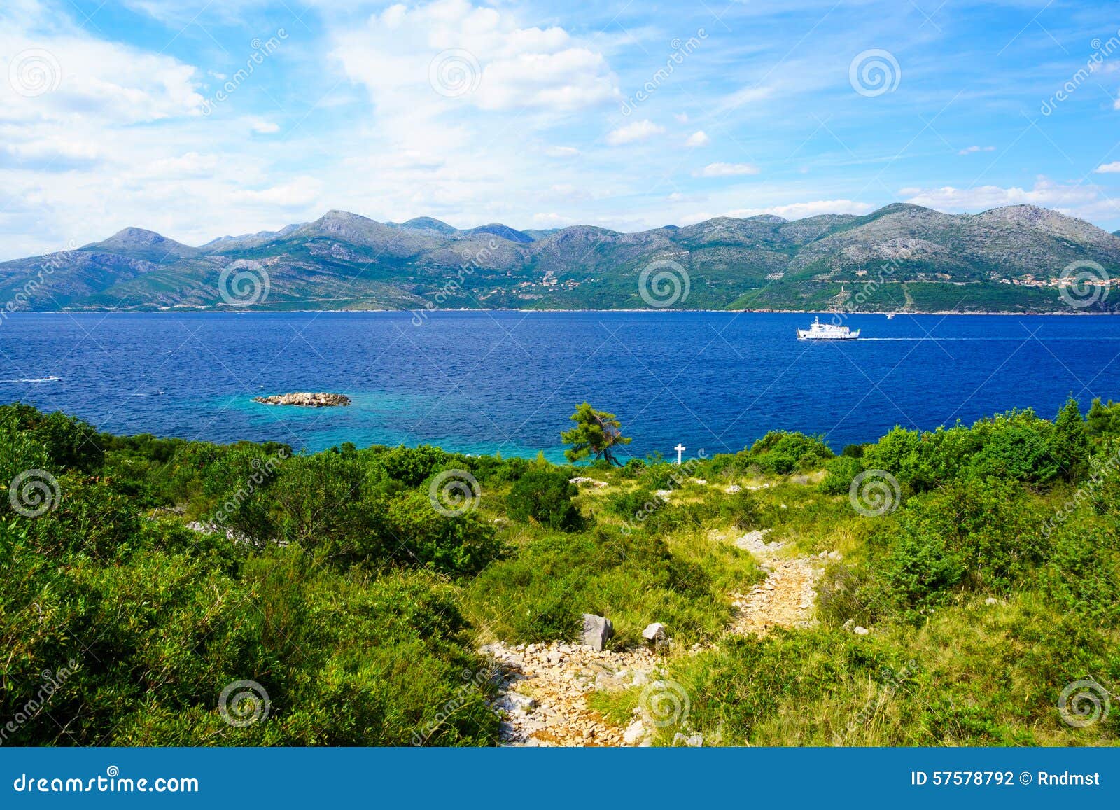 Paisagem de Lopud. Ajardine com a costa, o mar e os barcos, na ilha de Lopud, uma das ilhas de Elaphiti, Croácia