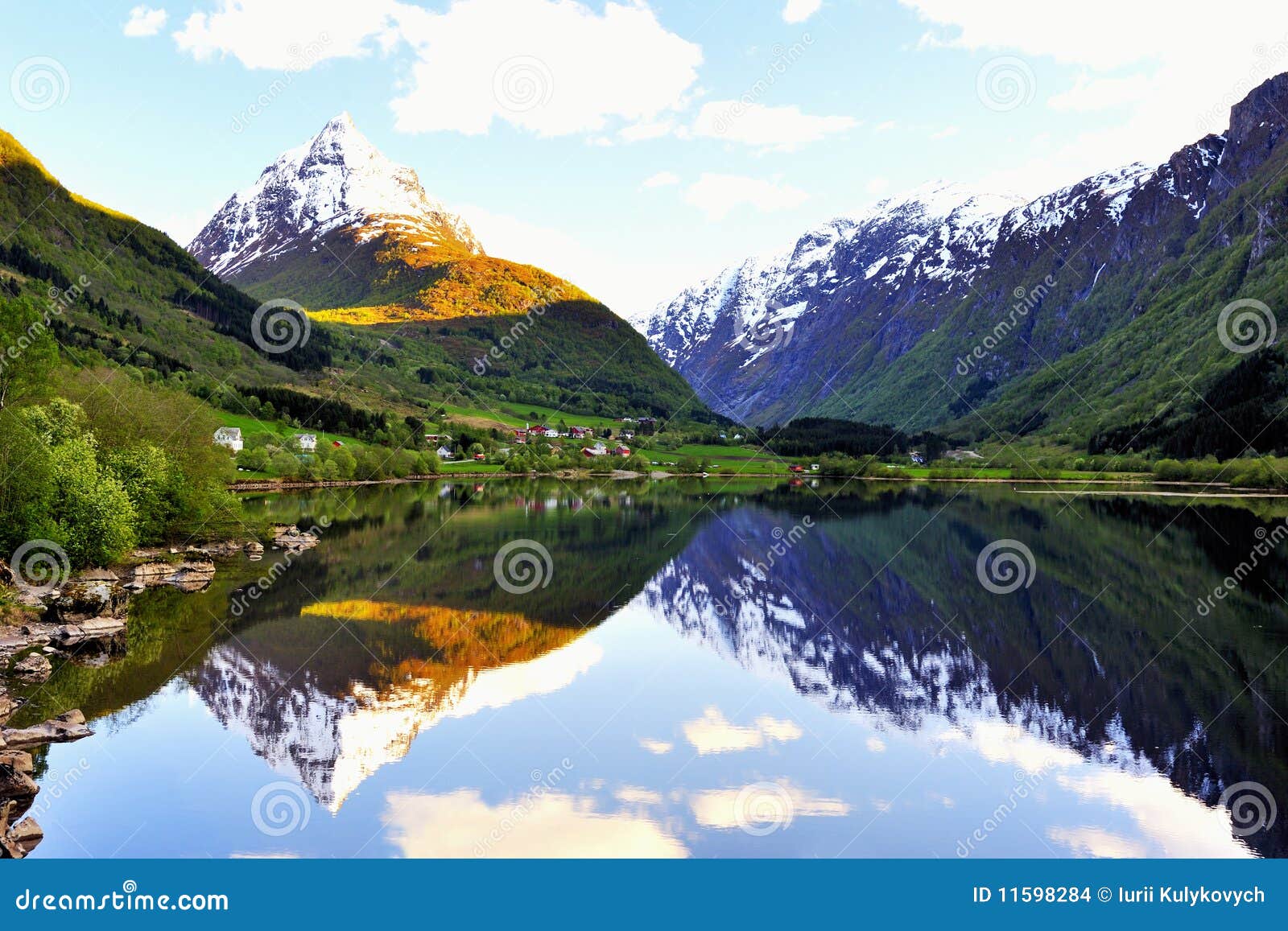 Paisagem de Noruega. Vila de Noruega entre o lago e as montanhas