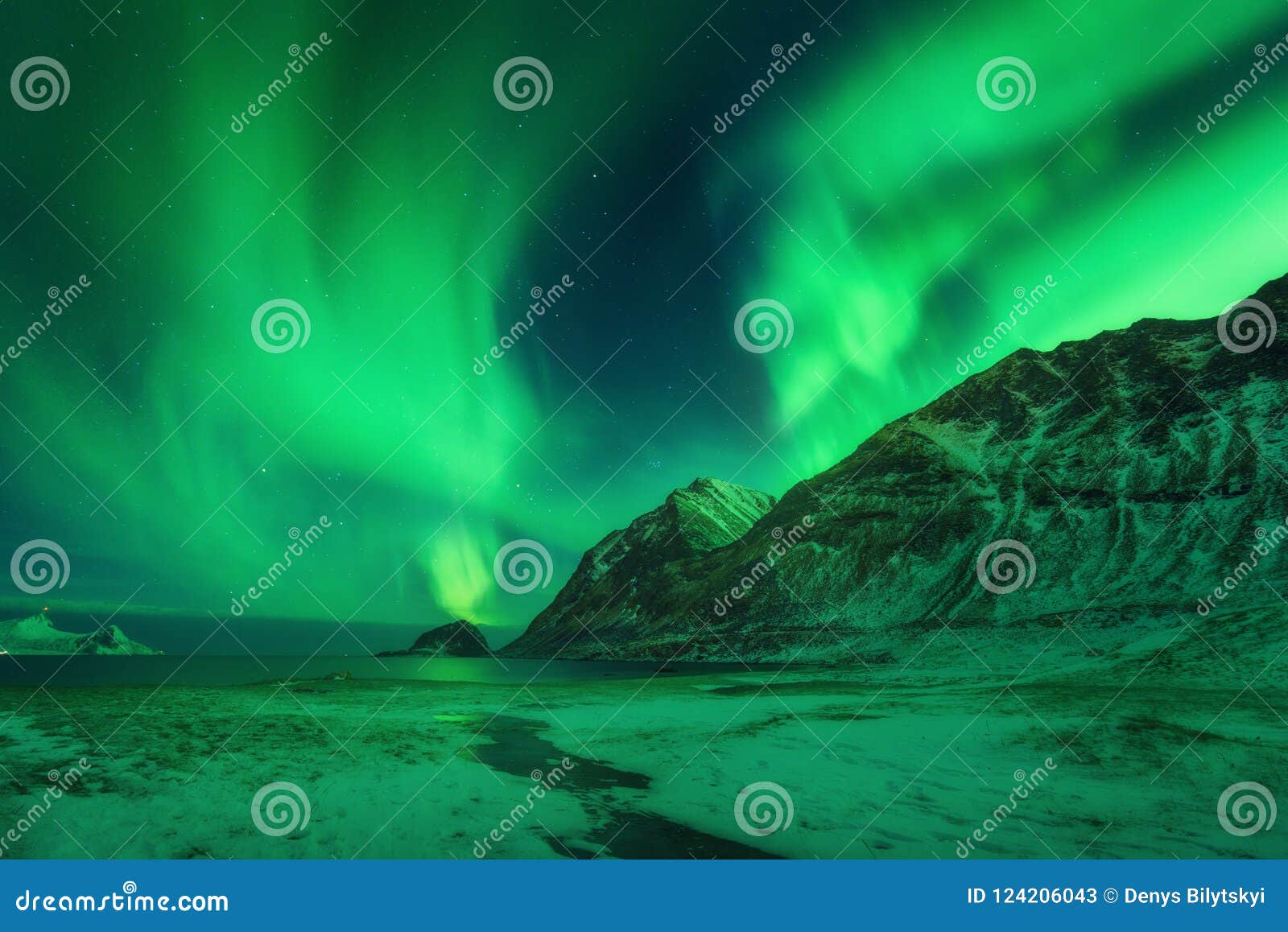 Paisagem Do Inverno Com Aurora Boreal Em Noruega Imagem de Stock - Imagem  de aurora, polar: 124206043