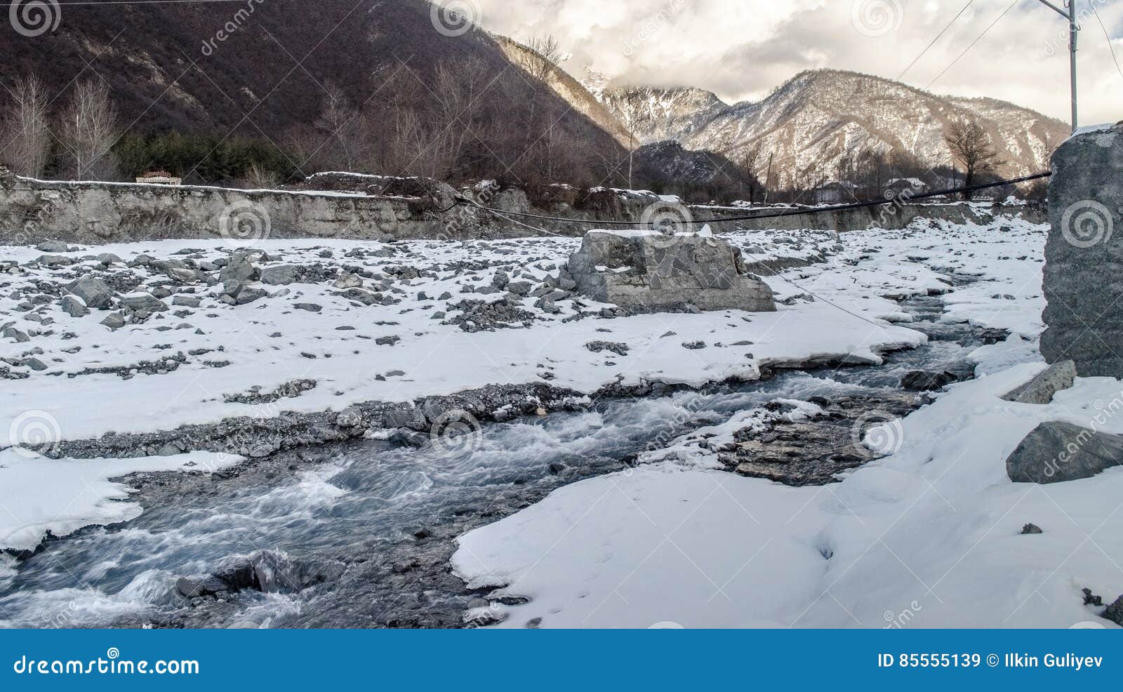 Paisagem do rio do inverno Córrego coberto de neve nas montanhas de Azerbaijão cáucaso