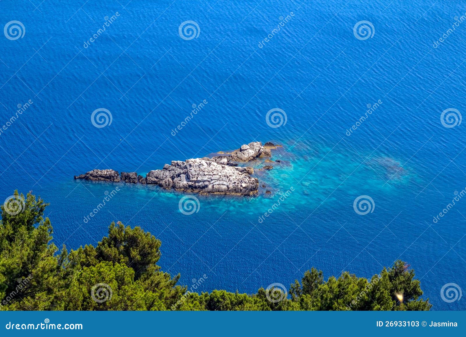 Paisagem mediterrânea. Landcape mediterrâneo - ilhotas pequenas do console Mljet das águas litorais perto de Dubrovnik, Croatia