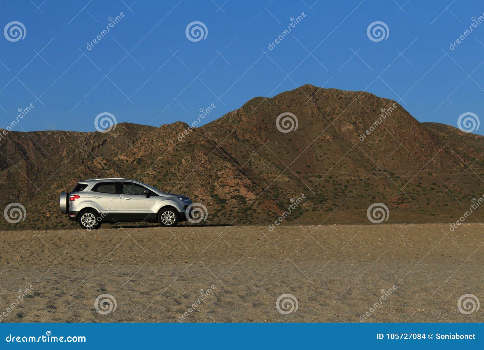 Paisagem montanhosa no deserto de Almeria em um dia ensolarado