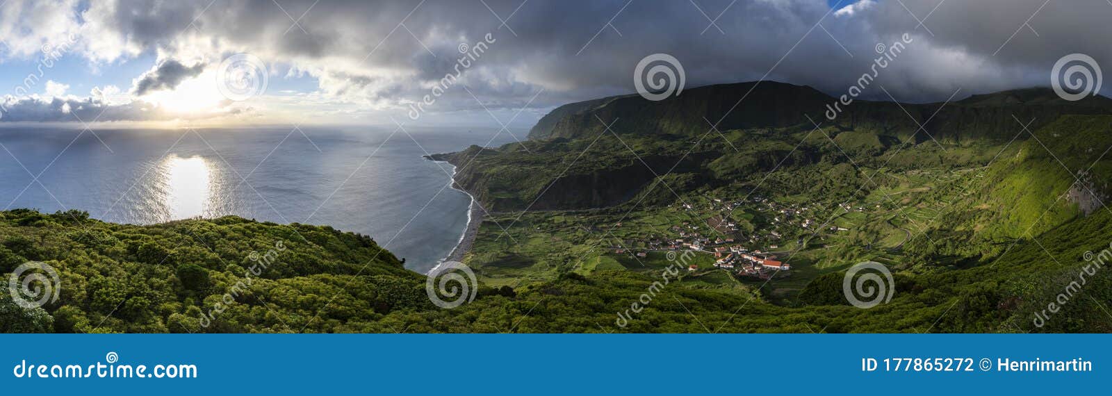 Paisagem Panorâmica No Pôr Do Sol Do Portal Miradouro Do Com Vista Na Vila  De Fajazinha E Adeia Da Cuada Com Faja Foto de Stock - Imagem de sunset,  arquipélago: 177865272