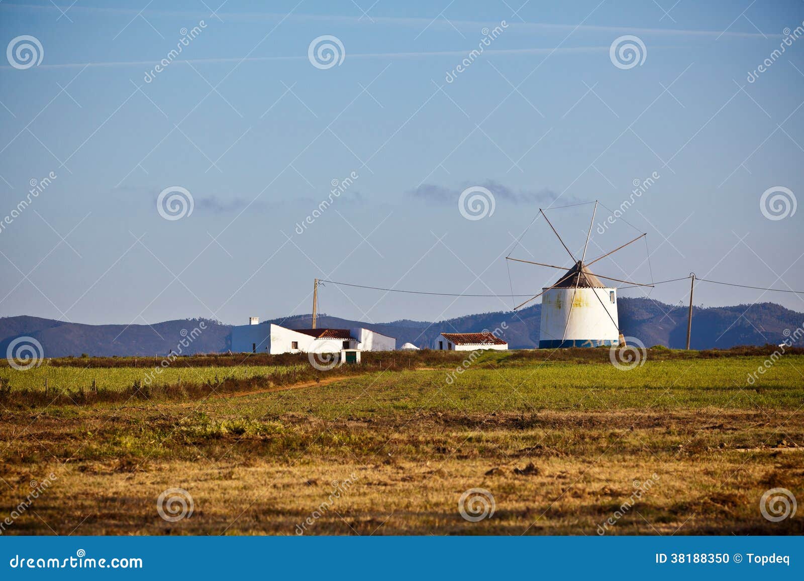 Moinho De Vento Antigo Em Portugal Imagem de Stock - Imagem de fazenda,  ambientalismo: 52319919