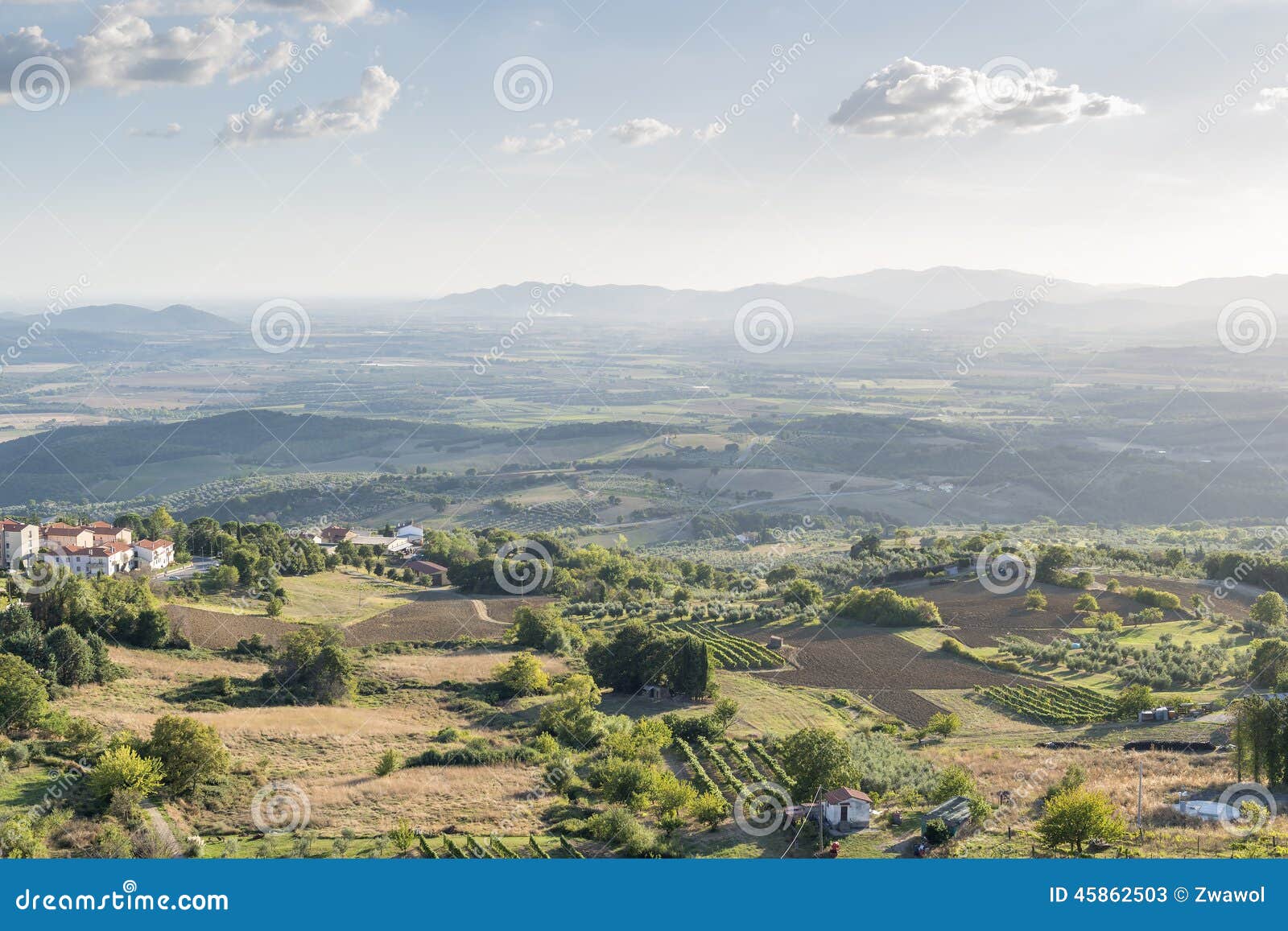 Paisagem Toscânia do por do sol. Imagem da paisagem perto de Roccastrada Toscânia Itália no por do sol no outono