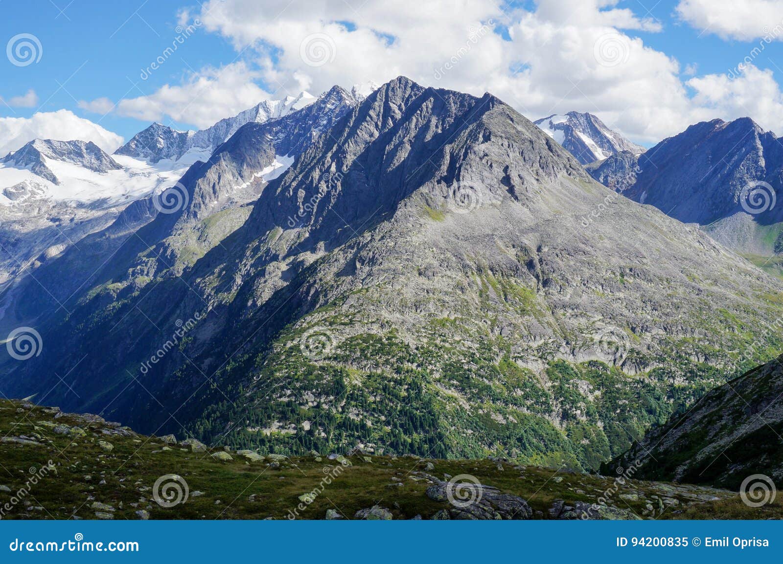 Paisaje alpestre rugoso. El paisaje alpino rugoso con estéril e hiela picos cubiertos