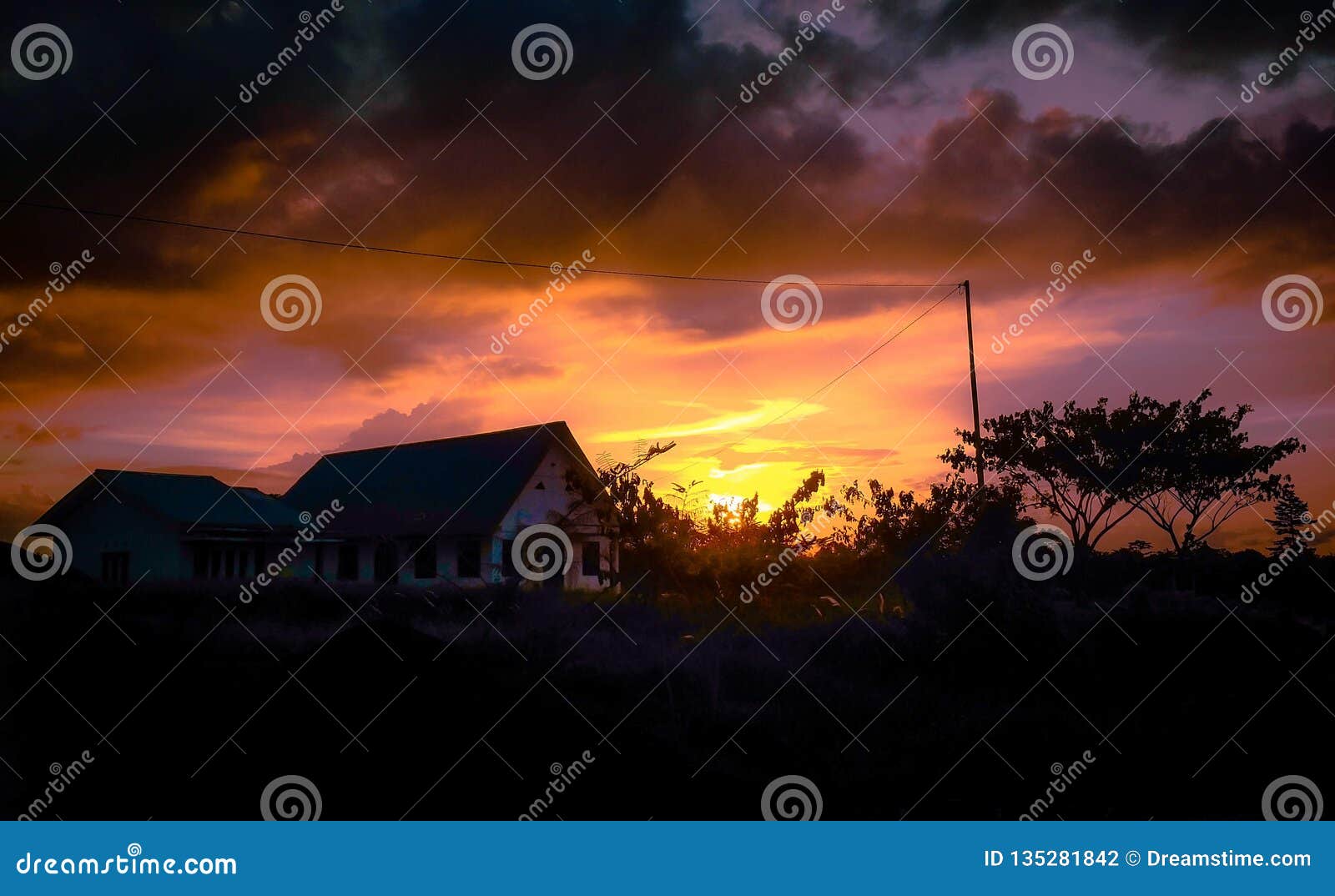 Paisaje casero foto de archivo. Imagen de paisaje, sunset - 135281842, image size:1600x1074