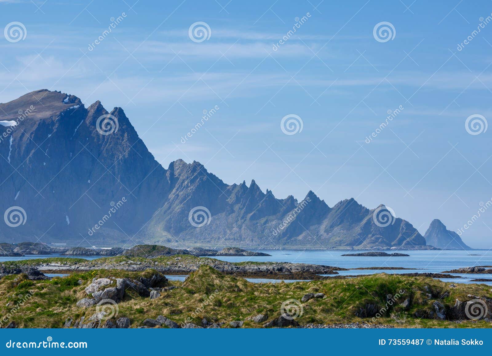 Paisaje con las montañas y el mar. Ajardine con las montañas y el mar, Noruega