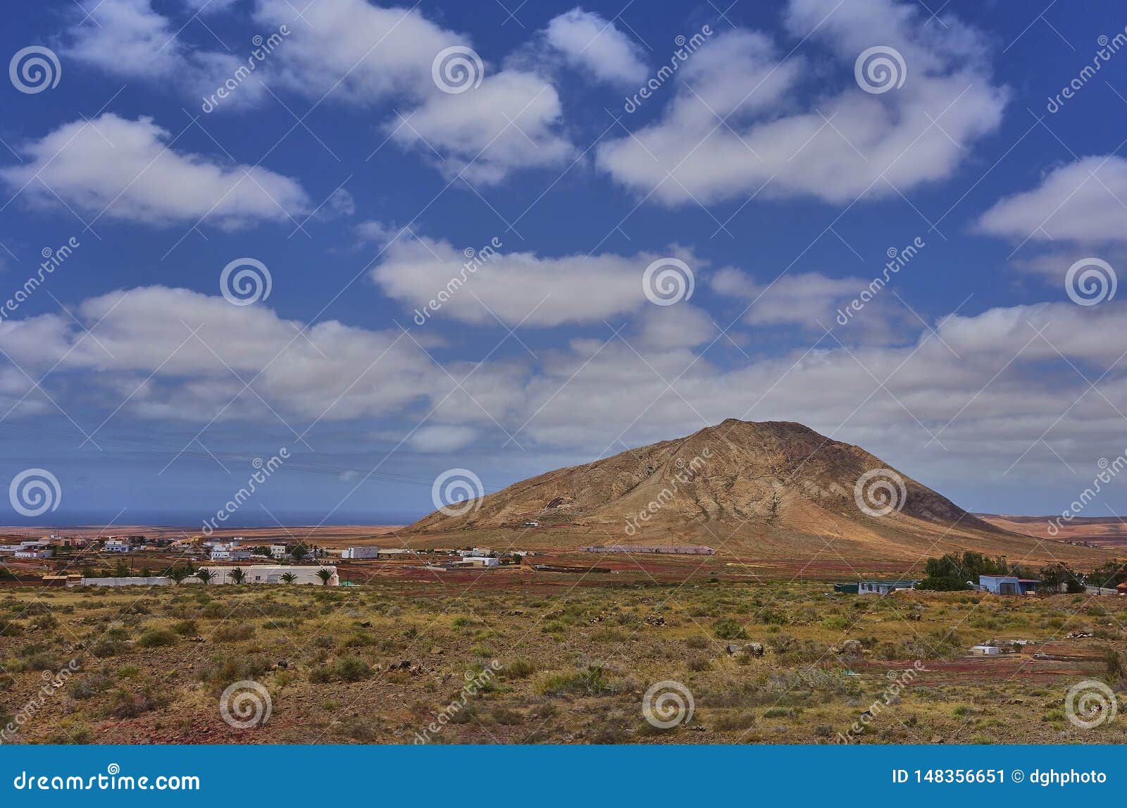 Scenic landscape on the island of fuerteventura in the atlantic ocean. Paisaje hermoso en la isla de Fuerteventura en el Oc?ano Atl?ntico