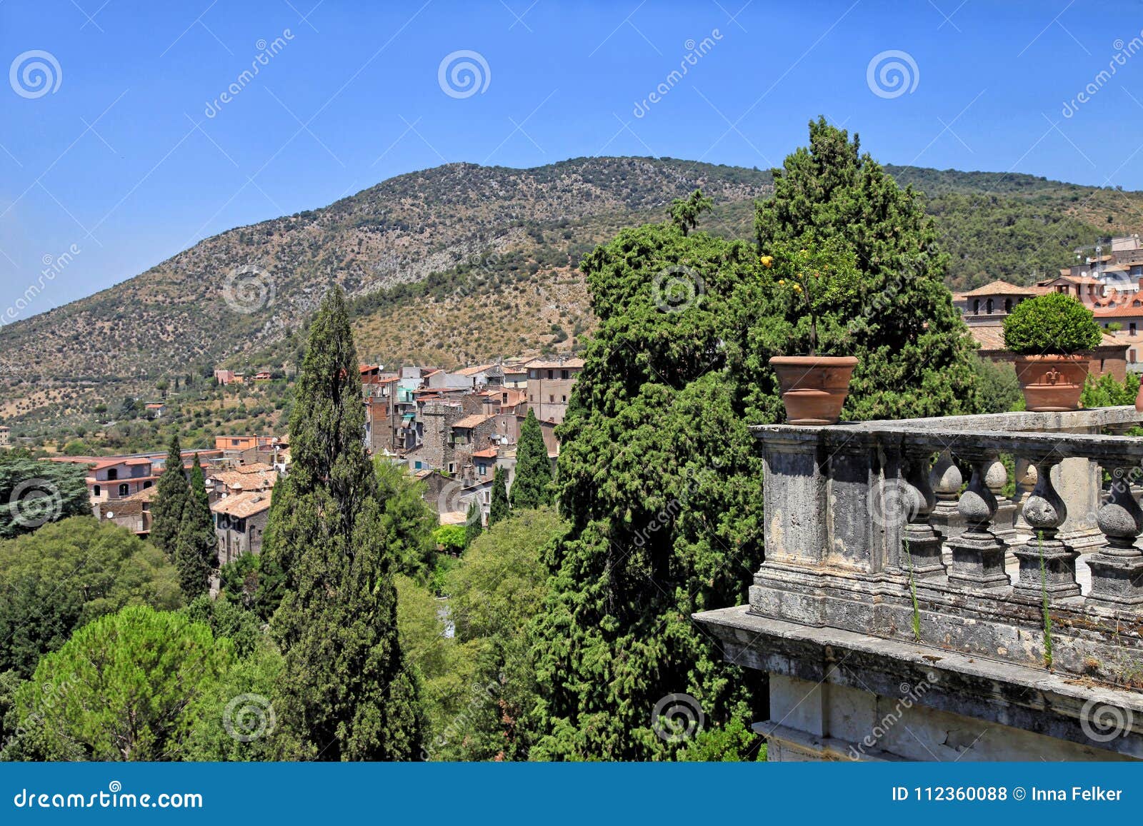 Paisaje Hermoso Con La Terraza De La Barandilla En El Pueblo Viejo