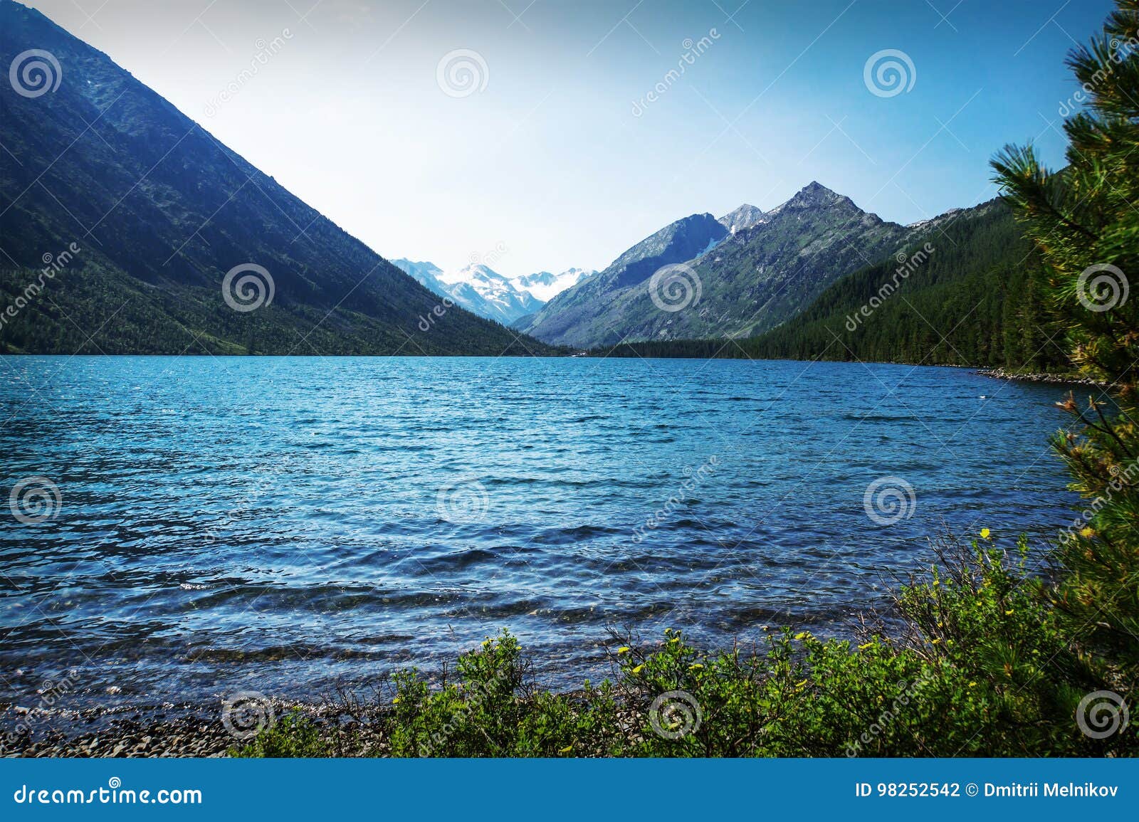 Paisaje hermoso del otoño, lago de la montaña, Rusia, Siberia,. Paisaje hermoso del otoño, montañas del lago de la montaña, Rusia, Siberia Altai