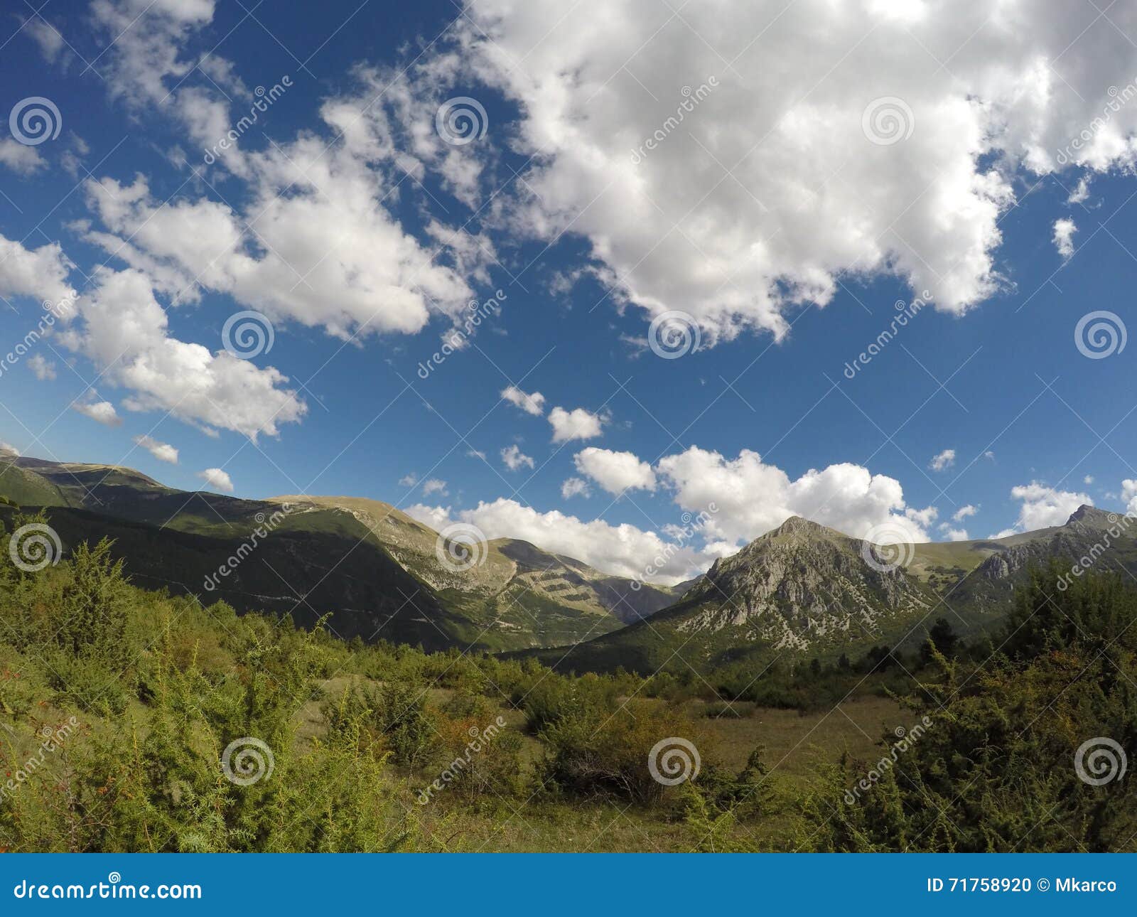 Paisaje italiano del parque nacional del paisaje de la montaña. Vista del parque nacional del sibillini del monti, Italia