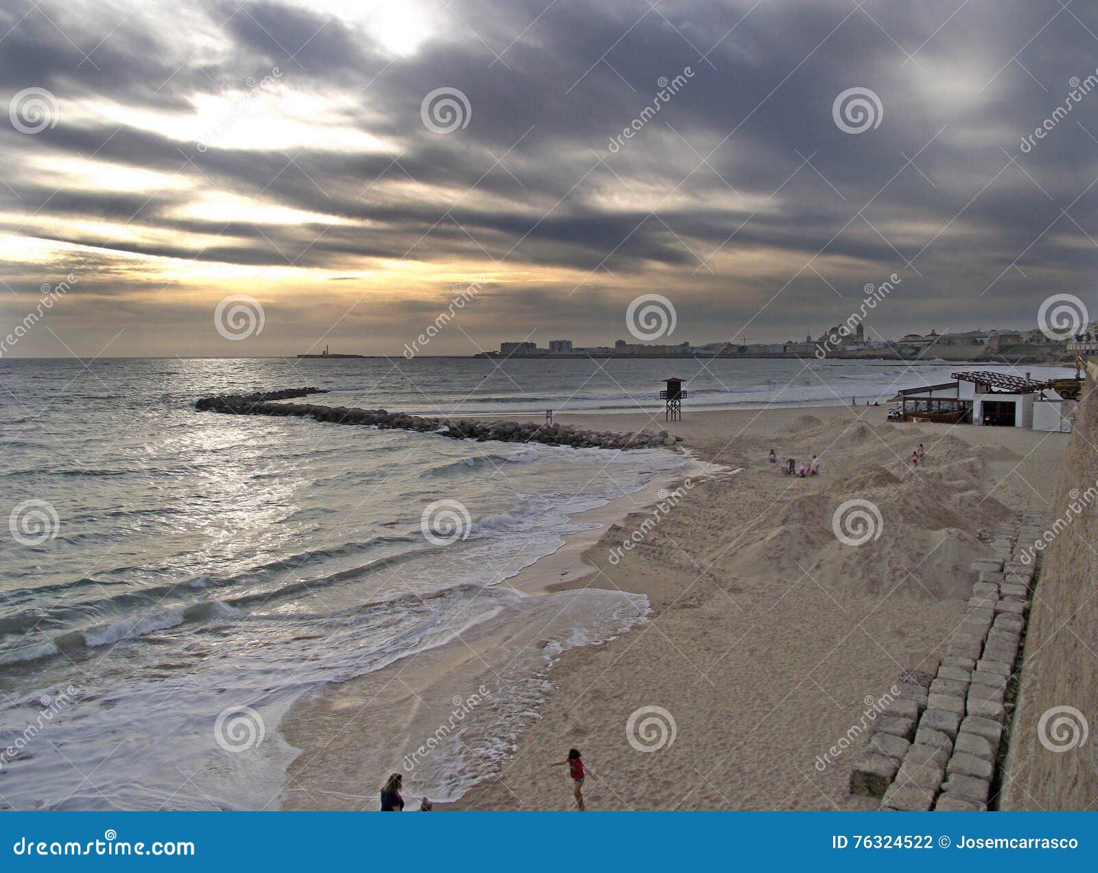 paisaje marino de playa con mar y cielo nublado