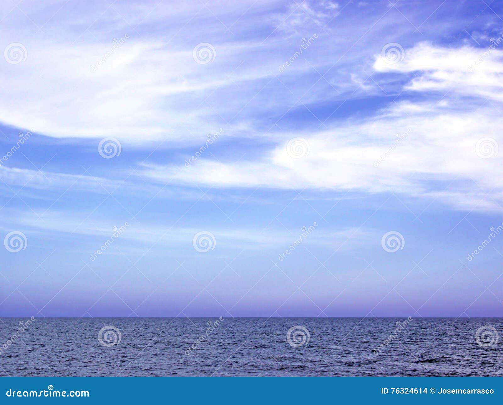 paisaje marino de playa con mar y cielo nublado