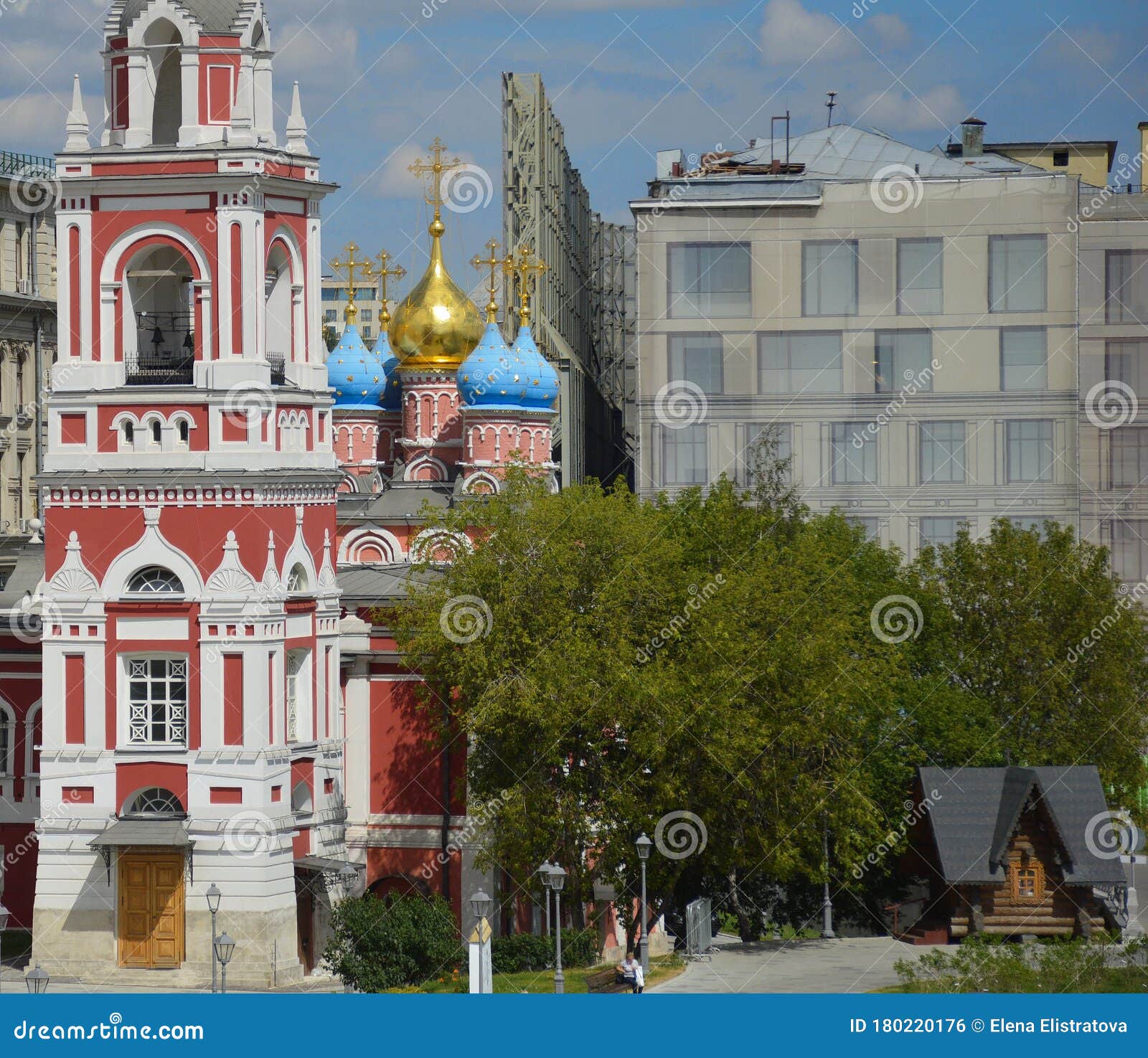 Paisaje Urbano De Moscú Tres Tipos Diferentes De Edificios Antiguos Y  Modernos En Una Foto Foto de archivo - Imagen de moderno, agradable:  180220176