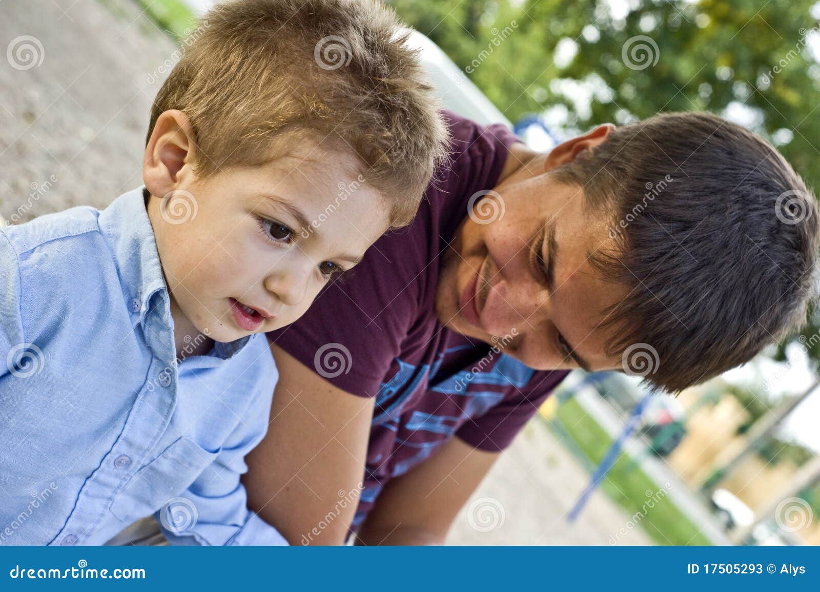 Paizinho e filho. O retrato com paizinho admira seu filho