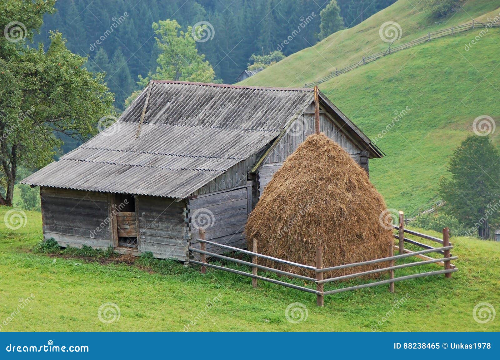 Pajar y granero imagen de archivo. Imagen de choza, antigüedad - 88238465
