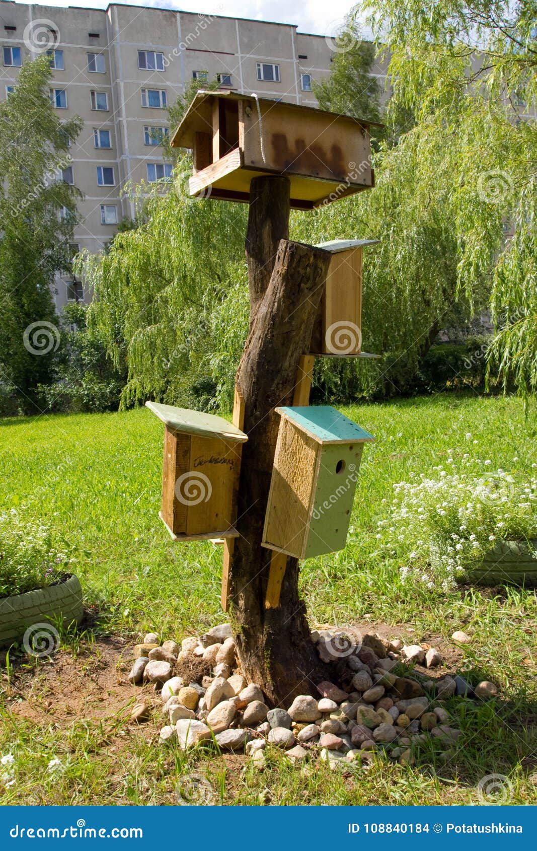 Pajareras Y Un Alimentador Del Pájaro En El Jardín En El Patio De Un  Edificio De Varios Pisos Foto de archivo - Imagen de paisaje, animal:  108840184