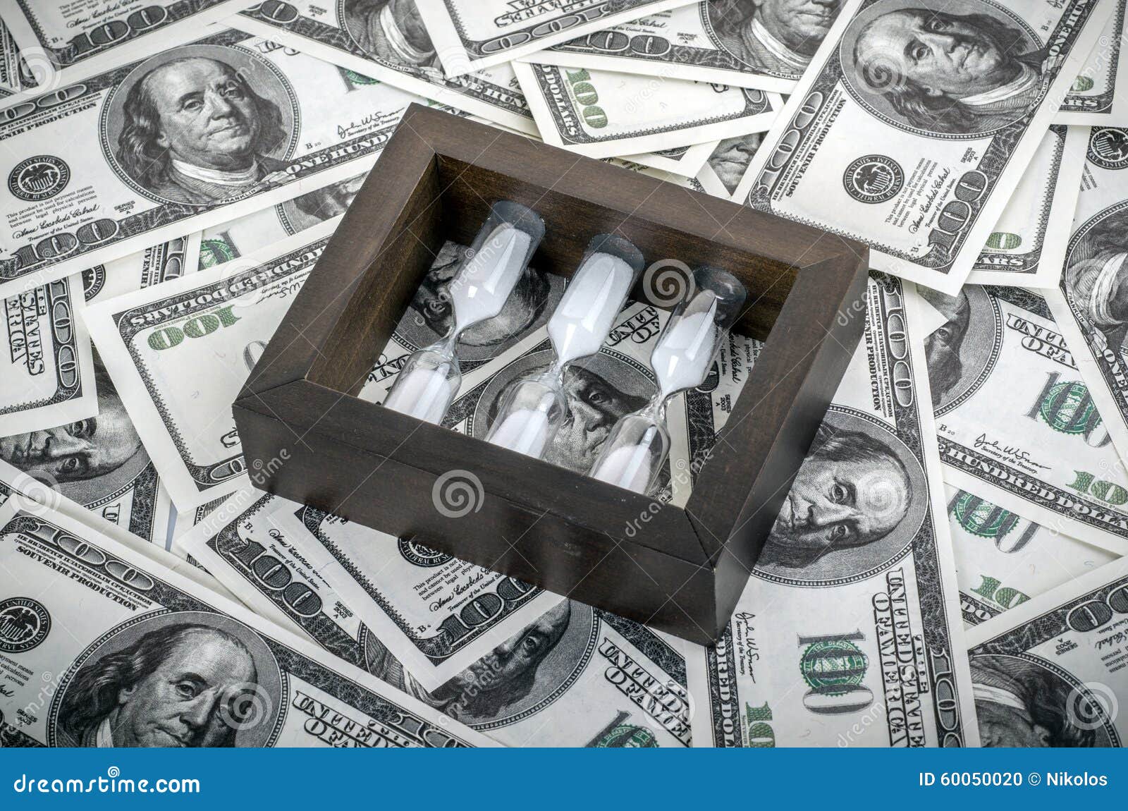 Pak Dollars Stock Foto Image Of Inkomen Prijs Groen 60050020 pak-dollars-stock-foto-image-of-inkomen-prijs-groen-60050020
